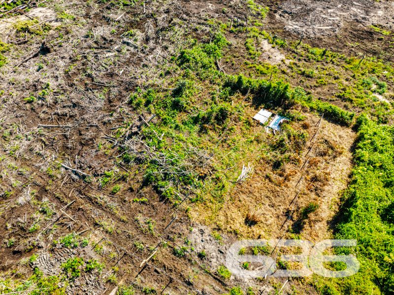 Descubra o Lugar Perfeito para Construir Seus Sonhos!
Localizado na pacífica e encantadora cidade de Balneário Barra do Sul, no bairro de Salinas, este terreno plano com uma área de 360m² representa uma oportunidade única de investimento ou moradia. A apenas 950 metros da deslumbrante Praia de Salinas, este terreno oferece não apenas um refúgio da agitação da cidade, mas um investimento seguro em uma área de alto potencial de valorização.
Este terreno não apenas se situa em uma localização estratégica, mas também está cercado pela natureza exuberante, oferecendo um refúgio tranquilo e sereno longe da agitação da cidade. A proximidade com a Praia das Salinas garante uma vida repleta de momentos relaxantes ao som das ondas e passeios ao pôr do sol.
Ideal para Investidores e Construtores:
Alto Potencial de Valorização: Dada a crescente demanda por propriedades na região e o desenvolvimento contínuo, este terreno promete ser um investimento lucrativo.
Invista em seu futuro com segurança e tranquilidade. Construa um lar que reflete seu estilo de vida ou desenvolva um projeto que atenda à crescente demanda por imóveis de qualidade na região. Agende sua visita hoje mesmo e venha conhecer este terreno único em Balneário Barra do Sul!
636 NEGÓCIOS IMOBILIÁRIOS: A SUA MELHOR ESCOLHA
Com mais de 30 anos de experiência, a 636 Negócios Imobiliários é sua parceira ideal para encontrar o imóvel perfeito. Estamos prontos para ajudá-lo a fazer deste imóvel o seu novo lar.
Telefone: (47) 3451-0636
WhatsApp: (47) 99190-0636
Não perca esta oportunidade única. Visite nosso site para mais informações: i636.com.br