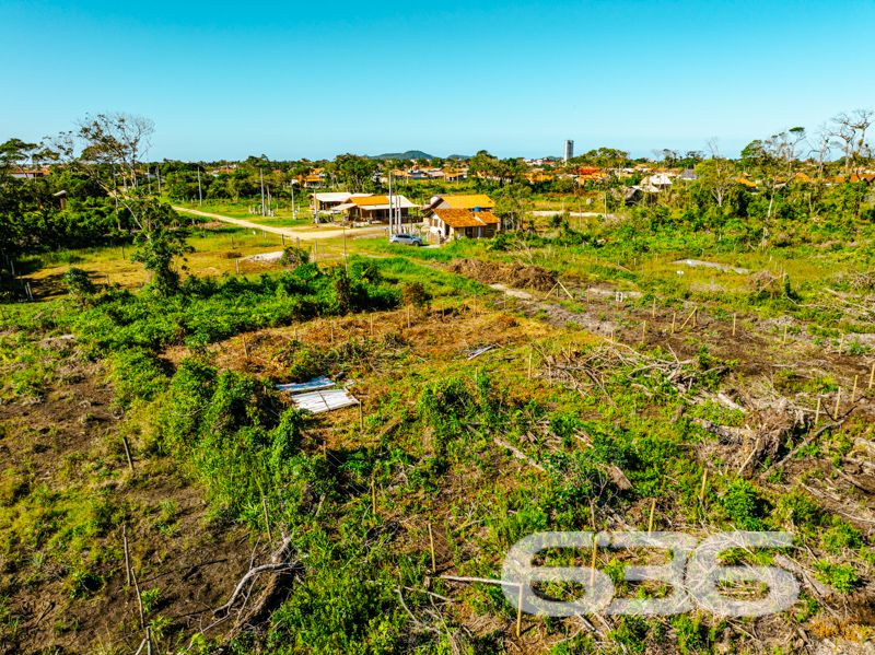 Deslumbre-se com a Oportunidade de Investir no seu Futuro!
Localizado no tranquilo e desejado bairro de Salinas, em Balneário Barra do Sul, este terreno de 360m² oferece uma localização privilegiada com uma promessa de retorno seguro e crescente. O terreno para investimento estratégico em uma das regiões mais promissoras do litoral catarinense.
Potencial de Valorização: Além de estar localizado próximo a uma das praias mais belas e sossegadas da região, o terreno está inserido em um contexto de constante desenvolvimento e apreciação. Ideal para quem busca uma oportunidade de investimento sólido e duradouro.
Viva em Harmonia com a Natureza: Aproveite a proximidade com a natureza, onde a paz e a tranquilidade são suas vizinhas permanentes. Ideal para quem deseja escapar da rotina agitada e mergulhar num ambiente de serenidade e beleza natural.
Construa o Lar dos Seus Sonhos: Aqui você tem a liberdade de construir a casa que sempre imaginou, com espaço para jardins, áreas de lazer e tudo que sua criatividade permitir.
636 NEGÓCIOS IMOBILIÁRIOS: A SUA MELHOR ESCOLHA
Com mais de 30 anos de experiência, a 636 Negócios Imobiliários é sua parceira ideal para encontrar o imóvel perfeito. Estamos prontos para ajudá-lo a fazer deste imóvel o seu novo lar.
Telefone: (47) 3451-0636
WhatsApp: (47) 99190-0636
Não perca esta oportunidade única. Visite nosso site para mais informações: i636.com.br