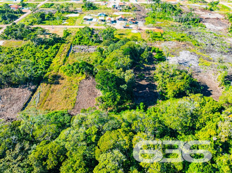 Descubra uma incrível oportunidade de investimento no coração de Santa Catarina, em Balneário Barra do Sul. Este terreno excepcionalmente bem posicionado e acessível oferece 330 metros quadrados de potencial puro, pronto para materializar seus sonhos, sejam eles residenciais ou comerciais, em uma das regiões mais procuradas e em expansão do estado.
Localizado no charmoso bairro Salinas, essa propriedade é um convite irresistível para investidores que desejam apostar em um dos destinos mais promissores de Balneário Barra do Sul. A cidade é conhecida por suas belas paisagens naturais e qualidade de vida elevada, atraindo aqueles que buscam tranquilidade sem abrir mão das comodidades urbanas.
Este é um terreno que não apenas atende aos requisitos básicos para a construção, mas também define um significativo potencial de valorização. Seja para erguer a casa dos seus sonhos ou desenvolver um novo empreendimento, este espaço é uma tela em branco que pode ser moldada de acordo com suas visões e necessidades.
Não perca a chance de garantir um pedaço de Balneário Barra do Sul, onde o potencial de crescimento é inquestionável. Com a demanda cada vez maior por espaços nessa região paradisíaca, essa é uma oportunidade de ouro que pode transformar seu presente e futuro. Entre em contato conosco na 636 Negócios Imobiliários para mais informações e agende uma visita ao seu próximo grande investimento. Este pode ser o primeiro passo para um futuro mais próspero e cheio de realizações.
636 NEGÓCIOS IMOBILIÁRIOS: A SUA MELHOR ESCOLHA
Com mais de 30 anos de experiência, a 636 Negócios Imobiliários é sua parceira ideal para encontrar o imóvel perfeito. Estamos prontos para ajudá-lo a fazer deste imóvel o seu novo lar.
Telefone: (47) 3451-0636
WhatsApp: (47) 99190-0636
Não perca esta oportunidade única. Visite nosso site para mais informações: i636.com.br
