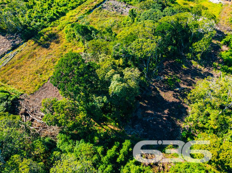 Descubra uma incrível oportunidade de investimento no coração de Santa Catarina, em Balneário Barra do Sul. Este terreno excepcionalmente bem posicionado e acessível oferece 330 metros quadrados de potencial puro, pronto para materializar seus sonhos, sejam eles residenciais ou comerciais, em uma das regiões mais procuradas e em expansão do estado.
Localizado no charmoso bairro Salinas, essa propriedade é um convite irresistível para investidores que desejam apostar em um dos destinos mais promissores de Balneário Barra do Sul. A cidade é conhecida por suas belas paisagens naturais e qualidade de vida elevada, atraindo aqueles que buscam tranquilidade sem abrir mão das comodidades urbanas.
Este é um terreno que não apenas atende aos requisitos básicos para a construção, mas também define um significativo potencial de valorização. Seja para erguer a casa dos seus sonhos ou desenvolver um novo empreendimento, este espaço é uma tela em branco que pode ser moldada de acordo com suas visões e necessidades.
Não perca a chance de garantir um pedaço de Balneário Barra do Sul, onde o potencial de crescimento é inquestionável. Com a demanda cada vez maior por espaços nessa região paradisíaca, essa é uma oportunidade de ouro que pode transformar seu presente e futuro. Entre em contato conosco na 636 Negócios Imobiliários para mais informações e agende uma visita ao seu próximo grande investimento. Este pode ser o primeiro passo para um futuro mais próspero e cheio de realizações.
636 NEGÓCIOS IMOBILIÁRIOS: A SUA MELHOR ESCOLHA
Com mais de 30 anos de experiência, a 636 Negócios Imobiliários é sua parceira ideal para encontrar o imóvel perfeito. Estamos prontos para ajudá-lo a fazer deste imóvel o seu novo lar.
Telefone: (47) 3451-0636
WhatsApp: (47) 99190-0636
Não perca esta oportunidade única. Visite nosso site para mais informações: i636.com.br