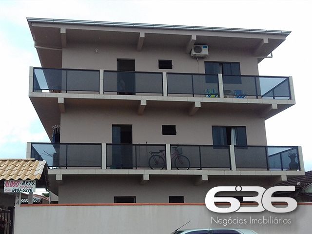 OPORTUNIDADE ÚNICA: PRÉDIO DE 3 ANDARES COM 2 APARTAMENTOS POR PAVIMENTO NO CENTRO DE BALNEÁRIO BARRA DO SUL - ESTUDA PERMUTA

Se você é um investidor que busca uma oportunidade única para renda com locação, não pode perder este imóvel espetacular. Localizado no coração de Balneário Barra do Sul, este prédio de 3 andares oferece uma localização privilegiada com uma série de vantagens, incluindo a proximidade do Posto de Saúde, comércios variados, restaurantes e até mesmo da lagoa, a apenas 1,5 km de distância.

Cada um dos dois apartamentos por pavimento possui aproximadamente 90m², distribuídos em 3 quartos e demais dependências. O prédio conta com 4 vagas de garagem cobertas e mais 10 vagas no terreno ao lado, que também faz parte da propriedade. Isso significa que o terreno do prédio é composto por dois lotes, totalizando 24 metros de frente. Além disso, nos fundos do edifício, você encontrará uma área comum incrível, que oferece um espaçoso espaço de lazer com churrasqueira. O total de área construída é de 750m² em um terreno de 360m².

Este imóvel é uma oportunidade de investimento verdadeiramente única, com um potencial de faturamento mensal expressivo. Não deixe passar essa chance! Entre em contato conosco agora mesmo.

Fale conosco:
Telefone | 47 3448-3636
WhatsApp | 47 99190-0636

Imobiliária 636.