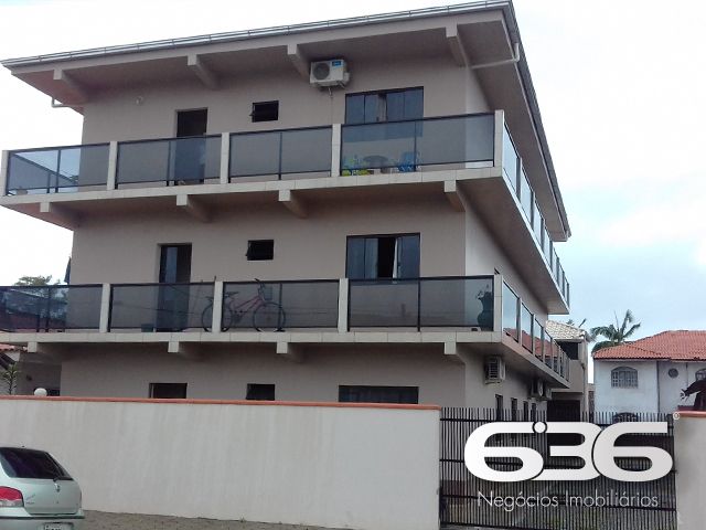 OPORTUNIDADE ÚNICA: PRÉDIO DE 3 ANDARES COM 2 APARTAMENTOS POR PAVIMENTO NO CENTRO DE BALNEÁRIO BARRA DO SUL - ESTUDA PERMUTA

Se você é um investidor que busca uma oportunidade única para renda com locação, não pode perder este imóvel espetacular. Localizado no coração de Balneário Barra do Sul, este prédio de 3 andares oferece uma localização privilegiada com uma série de vantagens, incluindo a proximidade do Posto de Saúde, comércios variados, restaurantes e até mesmo da lagoa, a apenas 1,5 km de distância.

Cada um dos dois apartamentos por pavimento possui aproximadamente 90m², distribuídos em 3 quartos e demais dependências. O prédio conta com 4 vagas de garagem cobertas e mais 10 vagas no terreno ao lado, que também faz parte da propriedade. Isso significa que o terreno do prédio é composto por dois lotes, totalizando 24 metros de frente. Além disso, nos fundos do edifício, você encontrará uma área comum incrível, que oferece um espaçoso espaço de lazer com churrasqueira. O total de área construída é de 750m² em um terreno de 360m².

Este imóvel é uma oportunidade de investimento verdadeiramente única, com um potencial de faturamento mensal expressivo. Não deixe passar essa chance! Entre em contato conosco agora mesmo.

Fale conosco:
Telefone | 47 3448-3636
WhatsApp | 47 99190-0636

Imobiliária 636.