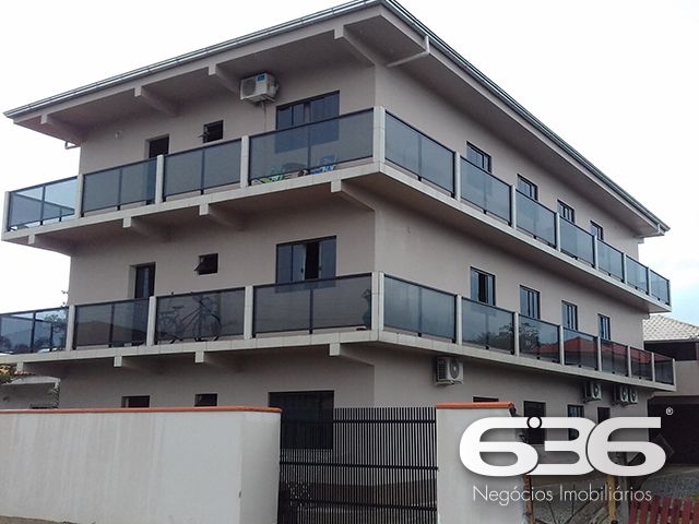 OPORTUNIDADE ÚNICA: PRÉDIO DE 3 ANDARES COM 2 APARTAMENTOS POR PAVIMENTO NO CENTRO DE BALNEÁRIO BARRA DO SUL - ESTUDA PERMUTA

Se você é um investidor que busca uma oportunidade única para renda com locação, não pode perder este imóvel espetacular. Localizado no coração de Balneário Barra do Sul, este prédio de 3 andares oferece uma localização privilegiada com uma série de vantagens, incluindo a proximidade do Posto de Saúde, comércios variados, restaurantes e até mesmo da lagoa, a apenas 1,5 km de distância.

Cada um dos dois apartamentos por pavimento possui aproximadamente 90m², distribuídos em 3 quartos e demais dependências. O prédio conta com 4 vagas de garagem cobertas e mais 10 vagas no terreno ao lado, que também faz parte da propriedade. Isso significa que o terreno do prédio é composto por dois lotes, totalizando 24 metros de frente. Além disso, nos fundos do edifício, você encontrará uma área comum incrível, que oferece um espaçoso espaço de lazer com churrasqueira. O total de área construída é de 750m² em um terreno de 360m².

Este imóvel é uma oportunidade de investimento verdadeiramente única, com um potencial de faturamento mensal expressivo. Não deixe passar essa chance! Entre em contato conosco agora mesmo.

Fale conosco:
Telefone | 47 3448-3636
WhatsApp | 47 99190-0636

Imobiliária 636.