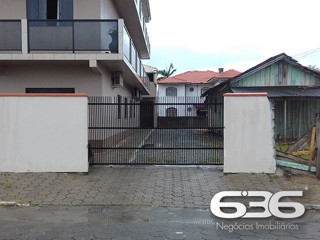 OPORTUNIDADE ÚNICA: PRÉDIO DE 3 ANDARES COM 2 APARTAMENTOS POR PAVIMENTO NO CENTRO DE BALNEÁRIO BARRA DO SUL - ESTUDA PERMUTA

Se você é um investidor que busca uma oportunidade única para renda com locação, não pode perder este imóvel espetacular. Localizado no coração de Balneário Barra do Sul, este prédio de 3 andares oferece uma localização privilegiada com uma série de vantagens, incluindo a proximidade do Posto de Saúde, comércios variados, restaurantes e até mesmo da lagoa, a apenas 1,5 km de distância.

Cada um dos dois apartamentos por pavimento possui aproximadamente 90m², distribuídos em 3 quartos e demais dependências. O prédio conta com 4 vagas de garagem cobertas e mais 10 vagas no terreno ao lado, que também faz parte da propriedade. Isso significa que o terreno do prédio é composto por dois lotes, totalizando 24 metros de frente. Além disso, nos fundos do edifício, você encontrará uma área comum incrível, que oferece um espaçoso espaço de lazer com churrasqueira. O total de área construída é de 750m² em um terreno de 360m².

Este imóvel é uma oportunidade de investimento verdadeiramente única, com um potencial de faturamento mensal expressivo. Não deixe passar essa chance! Entre em contato conosco agora mesmo.

Fale conosco:
Telefone | 47 3448-3636
WhatsApp | 47 99190-0636

Imobiliária 636.