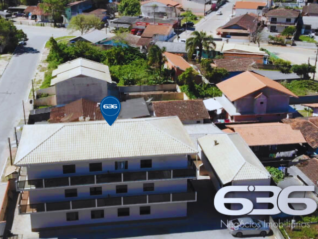 OPORTUNIDADE ÚNICA: PRÉDIO DE 3 ANDARES COM 2 APARTAMENTOS POR PAVIMENTO NO CENTRO DE BALNEÁRIO BARRA DO SUL - ESTUDA PERMUTA

Se você é um investidor que busca uma oportunidade única para renda com locação, não pode perder este imóvel espetacular. Localizado no coração de Balneário Barra do Sul, este prédio de 3 andares oferece uma localização privilegiada com uma série de vantagens, incluindo a proximidade do Posto de Saúde, comércios variados, restaurantes e até mesmo da lagoa, a apenas 1,5 km de distância.

Cada um dos dois apartamentos por pavimento possui aproximadamente 90m², distribuídos em 3 quartos e demais dependências. O prédio conta com 4 vagas de garagem cobertas e mais 10 vagas no terreno ao lado, que também faz parte da propriedade. Isso significa que o terreno do prédio é composto por dois lotes, totalizando 24 metros de frente. Além disso, nos fundos do edifício, você encontrará uma área comum incrível, que oferece um espaçoso espaço de lazer com churrasqueira. O total de área construída é de 750m² em um terreno de 360m².

Este imóvel é uma oportunidade de investimento verdadeiramente única, com um potencial de faturamento mensal expressivo. Não deixe passar essa chance! Entre em contato conosco agora mesmo.

Fale conosco:
Telefone | 47 3448-3636
WhatsApp | 47 99190-0636

Imobiliária 636.
