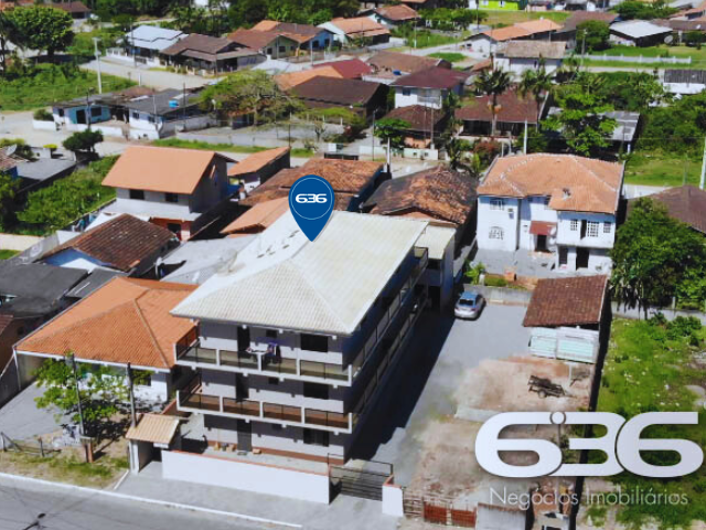 OPORTUNIDADE ÚNICA: PRÉDIO DE 3 ANDARES COM 2 APARTAMENTOS POR PAVIMENTO NO CENTRO DE BALNEÁRIO BARRA DO SUL - ESTUDA PERMUTA

Se você é um investidor que busca uma oportunidade única para renda com locação, não pode perder este imóvel espetacular. Localizado no coração de Balneário Barra do Sul, este prédio de 3 andares oferece uma localização privilegiada com uma série de vantagens, incluindo a proximidade do Posto de Saúde, comércios variados, restaurantes e até mesmo da lagoa, a apenas 1,5 km de distância.

Cada um dos dois apartamentos por pavimento possui aproximadamente 90m², distribuídos em 3 quartos e demais dependências. O prédio conta com 4 vagas de garagem cobertas e mais 10 vagas no terreno ao lado, que também faz parte da propriedade. Isso significa que o terreno do prédio é composto por dois lotes, totalizando 24 metros de frente. Além disso, nos fundos do edifício, você encontrará uma área comum incrível, que oferece um espaçoso espaço de lazer com churrasqueira. O total de área construída é de 750m² em um terreno de 360m².

Este imóvel é uma oportunidade de investimento verdadeiramente única, com um potencial de faturamento mensal expressivo. Não deixe passar essa chance! Entre em contato conosco agora mesmo.

Fale conosco:
Telefone | 47 3448-3636
WhatsApp | 47 99190-0636

Imobiliária 636.