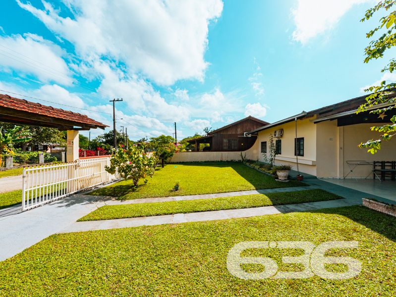 Oportunidade em Balneário Barra do Sul: residência térrea em amplo terreno na Costeira!

Se você busca uma casa espaçosa, funcional e com excelente custo-benefício em uma das regiões que mais crescem no litoral catarinense, esta pode ser a escolha ideal. Apresentamos uma residência térrea localizada no bairro Costeira, em Balneário Barra do Sul/SC, com terreno generoso de 429,77m² e 85m² de área construída.

Composta por 3 dormitórios, sala de estar e jantar integradas, cozinha funcional com móveis planejados que permanecem no imóvel, banheiro social e área de serviço.

O imóvel conta ainda com jardim, espaço de circulação lateral, garagem coberta e duas vagas descobertas. Está totalmente murado e possui localização estratégica, próxima a escolas, transporte público, comércios, hospital e serviços essenciais da cidade. 

Ideal para quem busca residir em um imóvel consolidado ou investir com visão de longo prazo. 

Entre em contato agora com a equipe da 636 Negócios Imobiliários e agende sua visita. Com mais de 30 anos de experiência, oferecemos atendimento especializado, segurança jurídica e a confiança de quem é referência no mercado imobiliário de Santa Catarina.
 
636 NEGÓCIOS IMOBILIÁRIOS: A SUA MELHOR ESCOLHA
Com mais de 30 anos de experiência, a 636 Negócios Imobiliários é sua parceira ideal para encontrar o imóvel perfeito. Estamos prontos para ajudá-lo a fazer deste imóvel o seu novo lar.
 
Telefone: (47) 3451-0636
WhatsApp: (47) 99190-0636
 
Não perca esta oportunidade única. Visite nosso site para mais informações: i636.com.br