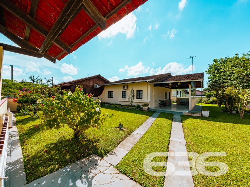 Oportunidade em Balneário Barra do Sul: residência térrea em amplo terreno na Costeira!

Se você busca uma casa espaçosa, funcional e com excelente custo-benefício em uma das regiões que mais crescem no litoral catarinense, esta pode ser a escolha ideal. Apresentamos uma residência térrea localizada no bairro Costeira, em Balneário Barra do Sul/SC, com terreno generoso de 429,77m² e 85m² de área construída.

Composta por 3 dormitórios, sala de estar e jantar integradas, cozinha funcional com móveis planejados que permanecem no imóvel, banheiro social e área de serviço.

O imóvel conta ainda com jardim, espaço de circulação lateral, garagem coberta e duas vagas descobertas. Está totalmente murado e possui localização estratégica, próxima a escolas, transporte público, comércios, hospital e serviços essenciais da cidade. 

Ideal para quem busca residir em um imóvel consolidado ou investir com visão de longo prazo. 

Entre em contato agora com a equipe da 636 Negócios Imobiliários e agende sua visita. Com mais de 30 anos de experiência, oferecemos atendimento especializado, segurança jurídica e a confiança de quem é referência no mercado imobiliário de Santa Catarina.
 
636 NEGÓCIOS IMOBILIÁRIOS: A SUA MELHOR ESCOLHA
Com mais de 30 anos de experiência, a 636 Negócios Imobiliários é sua parceira ideal para encontrar o imóvel perfeito. Estamos prontos para ajudá-lo a fazer deste imóvel o seu novo lar.
 
Telefone: (47) 3451-0636
WhatsApp: (47) 99190-0636
 
Não perca esta oportunidade única. Visite nosso site para mais informações: i636.com.br