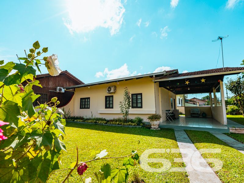 Oportunidade em Balneário Barra do Sul: residência térrea em amplo terreno na Costeira!

Se você busca uma casa espaçosa, funcional e com excelente custo-benefício em uma das regiões que mais crescem no litoral catarinense, esta pode ser a escolha ideal. Apresentamos uma residência térrea localizada no bairro Costeira, em Balneário Barra do Sul/SC, com terreno generoso de 429,77m² e 85m² de área construída.

Composta por 3 dormitórios, sala de estar e jantar integradas, cozinha funcional com móveis planejados que permanecem no imóvel, banheiro social e área de serviço.

O imóvel conta ainda com jardim, espaço de circulação lateral, garagem coberta e duas vagas descobertas. Está totalmente murado e possui localização estratégica, próxima a escolas, transporte público, comércios, hospital e serviços essenciais da cidade. 

Ideal para quem busca residir em um imóvel consolidado ou investir com visão de longo prazo. 

Entre em contato agora com a equipe da 636 Negócios Imobiliários e agende sua visita. Com mais de 30 anos de experiência, oferecemos atendimento especializado, segurança jurídica e a confiança de quem é referência no mercado imobiliário de Santa Catarina.
 
636 NEGÓCIOS IMOBILIÁRIOS: A SUA MELHOR ESCOLHA
Com mais de 30 anos de experiência, a 636 Negócios Imobiliários é sua parceira ideal para encontrar o imóvel perfeito. Estamos prontos para ajudá-lo a fazer deste imóvel o seu novo lar.
 
Telefone: (47) 3451-0636
WhatsApp: (47) 99190-0636
 
Não perca esta oportunidade única. Visite nosso site para mais informações: i636.com.br