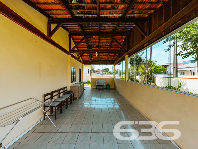 Oportunidade em Balneário Barra do Sul: residência térrea em amplo terreno na Costeira!

Se você busca uma casa espaçosa, funcional e com excelente custo-benefício em uma das regiões que mais crescem no litoral catarinense, esta pode ser a escolha ideal. Apresentamos uma residência térrea localizada no bairro Costeira, em Balneário Barra do Sul/SC, com terreno generoso de 429,77m² e 85m² de área construída.

Composta por 3 dormitórios, sala de estar e jantar integradas, cozinha funcional com móveis planejados que permanecem no imóvel, banheiro social e área de serviço.

O imóvel conta ainda com jardim, espaço de circulação lateral, garagem coberta e duas vagas descobertas. Está totalmente murado e possui localização estratégica, próxima a escolas, transporte público, comércios, hospital e serviços essenciais da cidade. 

Ideal para quem busca residir em um imóvel consolidado ou investir com visão de longo prazo. 

Entre em contato agora com a equipe da 636 Negócios Imobiliários e agende sua visita. Com mais de 30 anos de experiência, oferecemos atendimento especializado, segurança jurídica e a confiança de quem é referência no mercado imobiliário de Santa Catarina.
 
636 NEGÓCIOS IMOBILIÁRIOS: A SUA MELHOR ESCOLHA
Com mais de 30 anos de experiência, a 636 Negócios Imobiliários é sua parceira ideal para encontrar o imóvel perfeito. Estamos prontos para ajudá-lo a fazer deste imóvel o seu novo lar.
 
Telefone: (47) 3451-0636
WhatsApp: (47) 99190-0636
 
Não perca esta oportunidade única. Visite nosso site para mais informações: i636.com.br