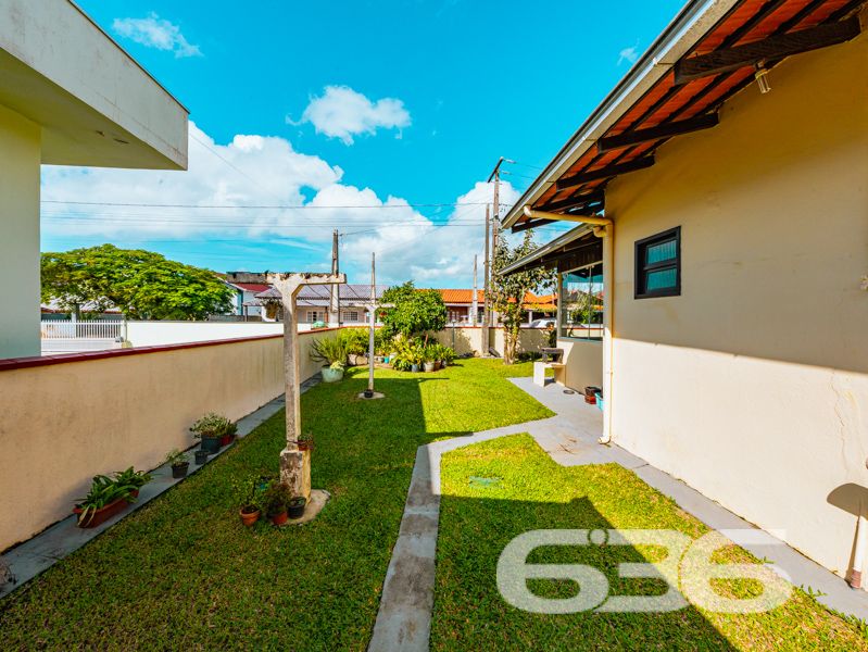 Oportunidade em Balneário Barra do Sul: residência térrea em amplo terreno na Costeira!

Se você busca uma casa espaçosa, funcional e com excelente custo-benefício em uma das regiões que mais crescem no litoral catarinense, esta pode ser a escolha ideal. Apresentamos uma residência térrea localizada no bairro Costeira, em Balneário Barra do Sul/SC, com terreno generoso de 429,77m² e 85m² de área construída.

Composta por 3 dormitórios, sala de estar e jantar integradas, cozinha funcional com móveis planejados que permanecem no imóvel, banheiro social e área de serviço.

O imóvel conta ainda com jardim, espaço de circulação lateral, garagem coberta e duas vagas descobertas. Está totalmente murado e possui localização estratégica, próxima a escolas, transporte público, comércios, hospital e serviços essenciais da cidade. 

Ideal para quem busca residir em um imóvel consolidado ou investir com visão de longo prazo. 

Entre em contato agora com a equipe da 636 Negócios Imobiliários e agende sua visita. Com mais de 30 anos de experiência, oferecemos atendimento especializado, segurança jurídica e a confiança de quem é referência no mercado imobiliário de Santa Catarina.
 
636 NEGÓCIOS IMOBILIÁRIOS: A SUA MELHOR ESCOLHA
Com mais de 30 anos de experiência, a 636 Negócios Imobiliários é sua parceira ideal para encontrar o imóvel perfeito. Estamos prontos para ajudá-lo a fazer deste imóvel o seu novo lar.
 
Telefone: (47) 3451-0636
WhatsApp: (47) 99190-0636
 
Não perca esta oportunidade única. Visite nosso site para mais informações: i636.com.br