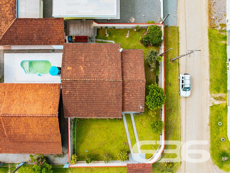 Oportunidade em Balneário Barra do Sul: residência térrea em amplo terreno na Costeira!

Se você busca uma casa espaçosa, funcional e com excelente custo-benefício em uma das regiões que mais crescem no litoral catarinense, esta pode ser a escolha ideal. Apresentamos uma residência térrea localizada no bairro Costeira, em Balneário Barra do Sul/SC, com terreno generoso de 429,77m² e 85m² de área construída.

Composta por 3 dormitórios, sala de estar e jantar integradas, cozinha funcional com móveis planejados que permanecem no imóvel, banheiro social e área de serviço.

O imóvel conta ainda com jardim, espaço de circulação lateral, garagem coberta e duas vagas descobertas. Está totalmente murado e possui localização estratégica, próxima a escolas, transporte público, comércios, hospital e serviços essenciais da cidade. 

Ideal para quem busca residir em um imóvel consolidado ou investir com visão de longo prazo. 

Entre em contato agora com a equipe da 636 Negócios Imobiliários e agende sua visita. Com mais de 30 anos de experiência, oferecemos atendimento especializado, segurança jurídica e a confiança de quem é referência no mercado imobiliário de Santa Catarina.
 
636 NEGÓCIOS IMOBILIÁRIOS: A SUA MELHOR ESCOLHA
Com mais de 30 anos de experiência, a 636 Negócios Imobiliários é sua parceira ideal para encontrar o imóvel perfeito. Estamos prontos para ajudá-lo a fazer deste imóvel o seu novo lar.
 
Telefone: (47) 3451-0636
WhatsApp: (47) 99190-0636
 
Não perca esta oportunidade única. Visite nosso site para mais informações: i636.com.br