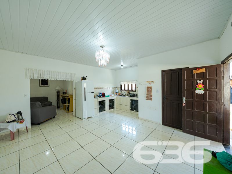 Oportunidade em Balneário Barra do Sul: residência térrea em amplo terreno na Costeira!

Se você busca uma casa espaçosa, funcional e com excelente custo-benefício em uma das regiões que mais crescem no litoral catarinense, esta pode ser a escolha ideal. Apresentamos uma residência térrea localizada no bairro Costeira, em Balneário Barra do Sul/SC, com terreno generoso de 429,77m² e 85m² de área construída.

Composta por 3 dormitórios, sala de estar e jantar integradas, cozinha funcional com móveis planejados que permanecem no imóvel, banheiro social e área de serviço.

O imóvel conta ainda com jardim, espaço de circulação lateral, garagem coberta e duas vagas descobertas. Está totalmente murado e possui localização estratégica, próxima a escolas, transporte público, comércios, hospital e serviços essenciais da cidade. 

Ideal para quem busca residir em um imóvel consolidado ou investir com visão de longo prazo. 

Entre em contato agora com a equipe da 636 Negócios Imobiliários e agende sua visita. Com mais de 30 anos de experiência, oferecemos atendimento especializado, segurança jurídica e a confiança de quem é referência no mercado imobiliário de Santa Catarina.
 
636 NEGÓCIOS IMOBILIÁRIOS: A SUA MELHOR ESCOLHA
Com mais de 30 anos de experiência, a 636 Negócios Imobiliários é sua parceira ideal para encontrar o imóvel perfeito. Estamos prontos para ajudá-lo a fazer deste imóvel o seu novo lar.
 
Telefone: (47) 3451-0636
WhatsApp: (47) 99190-0636
 
Não perca esta oportunidade única. Visite nosso site para mais informações: i636.com.br
