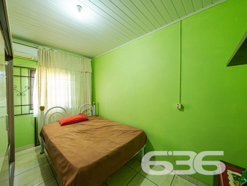 Oportunidade em Balneário Barra do Sul: residência térrea em amplo terreno na Costeira!

Se você busca uma casa espaçosa, funcional e com excelente custo-benefício em uma das regiões que mais crescem no litoral catarinense, esta pode ser a escolha ideal. Apresentamos uma residência térrea localizada no bairro Costeira, em Balneário Barra do Sul/SC, com terreno generoso de 429,77m² e 85m² de área construída.

Composta por 3 dormitórios, sala de estar e jantar integradas, cozinha funcional com móveis planejados que permanecem no imóvel, banheiro social e área de serviço.

O imóvel conta ainda com jardim, espaço de circulação lateral, garagem coberta e duas vagas descobertas. Está totalmente murado e possui localização estratégica, próxima a escolas, transporte público, comércios, hospital e serviços essenciais da cidade. 

Ideal para quem busca residir em um imóvel consolidado ou investir com visão de longo prazo. 

Entre em contato agora com a equipe da 636 Negócios Imobiliários e agende sua visita. Com mais de 30 anos de experiência, oferecemos atendimento especializado, segurança jurídica e a confiança de quem é referência no mercado imobiliário de Santa Catarina.
 
636 NEGÓCIOS IMOBILIÁRIOS: A SUA MELHOR ESCOLHA
Com mais de 30 anos de experiência, a 636 Negócios Imobiliários é sua parceira ideal para encontrar o imóvel perfeito. Estamos prontos para ajudá-lo a fazer deste imóvel o seu novo lar.
 
Telefone: (47) 3451-0636
WhatsApp: (47) 99190-0636
 
Não perca esta oportunidade única. Visite nosso site para mais informações: i636.com.br