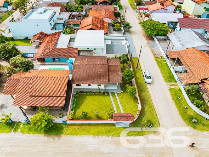 Oportunidade em Balneário Barra do Sul: residência térrea em amplo terreno na Costeira!

Se você busca uma casa espaçosa, funcional e com excelente custo-benefício em uma das regiões que mais crescem no litoral catarinense, esta pode ser a escolha ideal. Apresentamos uma residência térrea localizada no bairro Costeira, em Balneário Barra do Sul/SC, com terreno generoso de 429,77m² e 85m² de área construída.

Composta por 3 dormitórios, sala de estar e jantar integradas, cozinha funcional com móveis planejados que permanecem no imóvel, banheiro social e área de serviço.

O imóvel conta ainda com jardim, espaço de circulação lateral, garagem coberta e duas vagas descobertas. Está totalmente murado e possui localização estratégica, próxima a escolas, transporte público, comércios, hospital e serviços essenciais da cidade. 

Ideal para quem busca residir em um imóvel consolidado ou investir com visão de longo prazo. 

Entre em contato agora com a equipe da 636 Negócios Imobiliários e agende sua visita. Com mais de 30 anos de experiência, oferecemos atendimento especializado, segurança jurídica e a confiança de quem é referência no mercado imobiliário de Santa Catarina.
 
636 NEGÓCIOS IMOBILIÁRIOS: A SUA MELHOR ESCOLHA
Com mais de 30 anos de experiência, a 636 Negócios Imobiliários é sua parceira ideal para encontrar o imóvel perfeito. Estamos prontos para ajudá-lo a fazer deste imóvel o seu novo lar.
 
Telefone: (47) 3451-0636
WhatsApp: (47) 99190-0636
 
Não perca esta oportunidade única. Visite nosso site para mais informações: i636.com.br
