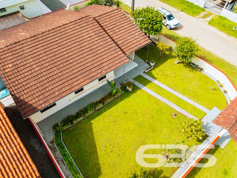 Oportunidade em Balneário Barra do Sul: residência térrea em amplo terreno na Costeira!

Se você busca uma casa espaçosa, funcional e com excelente custo-benefício em uma das regiões que mais crescem no litoral catarinense, esta pode ser a escolha ideal. Apresentamos uma residência térrea localizada no bairro Costeira, em Balneário Barra do Sul/SC, com terreno generoso de 429,77m² e 85m² de área construída.

Composta por 3 dormitórios, sala de estar e jantar integradas, cozinha funcional com móveis planejados que permanecem no imóvel, banheiro social e área de serviço.

O imóvel conta ainda com jardim, espaço de circulação lateral, garagem coberta e duas vagas descobertas. Está totalmente murado e possui localização estratégica, próxima a escolas, transporte público, comércios, hospital e serviços essenciais da cidade. 

Ideal para quem busca residir em um imóvel consolidado ou investir com visão de longo prazo. 

Entre em contato agora com a equipe da 636 Negócios Imobiliários e agende sua visita. Com mais de 30 anos de experiência, oferecemos atendimento especializado, segurança jurídica e a confiança de quem é referência no mercado imobiliário de Santa Catarina.
 
636 NEGÓCIOS IMOBILIÁRIOS: A SUA MELHOR ESCOLHA
Com mais de 30 anos de experiência, a 636 Negócios Imobiliários é sua parceira ideal para encontrar o imóvel perfeito. Estamos prontos para ajudá-lo a fazer deste imóvel o seu novo lar.
 
Telefone: (47) 3451-0636
WhatsApp: (47) 99190-0636
 
Não perca esta oportunidade única. Visite nosso site para mais informações: i636.com.br