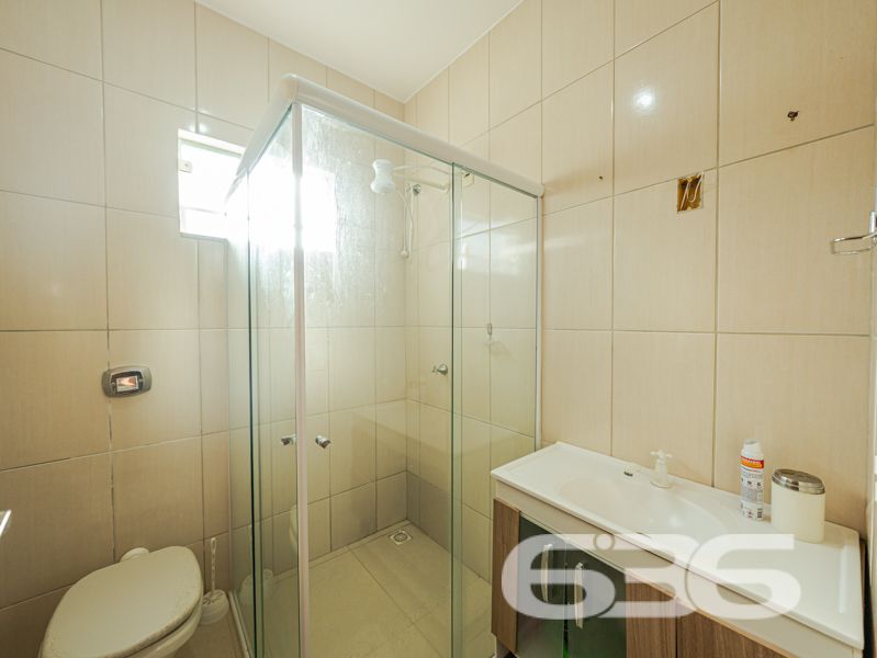 Ampla residência térrea à venda no bairro Salinas – Balneário Barra do Sul/SC

Se você busca um imóvel com espaço, conforto e excelente custo-benefício no litoral norte catarinense, esta é a oportunidade ideal! Localizada no bairro Salinas, em Balneário Barra do Sul, esta residência térrea está situada em terreno com 300 m².

Com 110 m² de área, o imóvel conta com uma planta bem distribuída e ambientes integrados, oferecendo mais praticidade no dia a dia. Sua área social é um verdadeiro convite à convivência: sala de estar, sala de jantar e cozinha são conjugadas em um único espaço amplo e acolhedor.

A casa possui 2 dormitórios bem iluminados, sendo 1 suíte, além de 3 banheiros funcionais. A área de serviço é independente e bem ventilada.

Externamente, o terreno todo murado garante privacidade e segurança. O espaço de garagem comporta até 5 veículos descobertos. Além disso, o imóvel conta com um gazebo, perfeito para momentos de descanso ao ar livre. 

A residência já possui infraestrutura para conexão de internet por fibra óptica e aceita animais de estimação.

Destaques:
* Imóvel térreo com excelente aproveitamento de terreno
* Ambientes amplos e integrados
* Churrasqueira interna e gazebo
* Terreno plano de 300 m²
* 5 vagas de garagem
* Localização estratégica no bairro Salinas

Entre em contato com a 636 Negócios Imobiliários e agende sua visita. Nossa equipe está pronta para apresentar este imóvel e assessorar você com a excelência técnico-jurídica que só quem tem mais de 30 anos de experiência no mercado pode oferecer.
 
636 NEGÓCIOS IMOBILIÁRIOS: A SUA MELHOR ESCOLHA
Com mais de 30 anos de experiência, a 636 Negócios Imobiliários é sua parceira ideal para encontrar o imóvel perfeito. Estamos prontos para ajudá-lo a fazer deste imóvel o seu novo lar.
 
Telefone: (47) 3451-0636
WhatsApp: (47) 99190-0636
 
Não perca esta oportunidade única. Visite nosso site para mais informações: i636.com.br