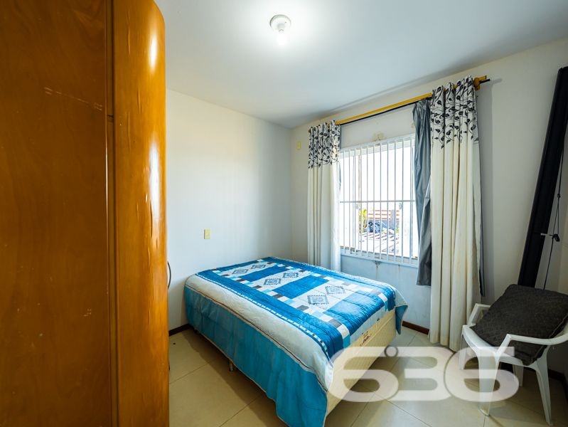 Ampla residência térrea à venda no bairro Salinas – Balneário Barra do Sul/SC

Se você busca um imóvel com espaço, conforto e excelente custo-benefício no litoral norte catarinense, esta é a oportunidade ideal! Localizada no bairro Salinas, em Balneário Barra do Sul, esta residência térrea está situada em terreno com 300 m².

Com 110 m² de área, o imóvel conta com uma planta bem distribuída e ambientes integrados, oferecendo mais praticidade no dia a dia. Sua área social é um verdadeiro convite à convivência: sala de estar, sala de jantar e cozinha são conjugadas em um único espaço amplo e acolhedor.

A casa possui 2 dormitórios bem iluminados, sendo 1 suíte, além de 3 banheiros funcionais. A área de serviço é independente e bem ventilada.

Externamente, o terreno todo murado garante privacidade e segurança. O espaço de garagem comporta até 5 veículos descobertos. Além disso, o imóvel conta com um gazebo, perfeito para momentos de descanso ao ar livre. 

A residência já possui infraestrutura para conexão de internet por fibra óptica e aceita animais de estimação.

Destaques:
* Imóvel térreo com excelente aproveitamento de terreno
* Ambientes amplos e integrados
* Churrasqueira interna e gazebo
* Terreno plano de 300 m²
* 5 vagas de garagem
* Localização estratégica no bairro Salinas

Entre em contato com a 636 Negócios Imobiliários e agende sua visita. Nossa equipe está pronta para apresentar este imóvel e assessorar você com a excelência técnico-jurídica que só quem tem mais de 30 anos de experiência no mercado pode oferecer.
 
636 NEGÓCIOS IMOBILIÁRIOS: A SUA MELHOR ESCOLHA
Com mais de 30 anos de experiência, a 636 Negócios Imobiliários é sua parceira ideal para encontrar o imóvel perfeito. Estamos prontos para ajudá-lo a fazer deste imóvel o seu novo lar.
 
Telefone: (47) 3451-0636
WhatsApp: (47) 99190-0636
 
Não perca esta oportunidade única. Visite nosso site para mais informações: i636.com.br