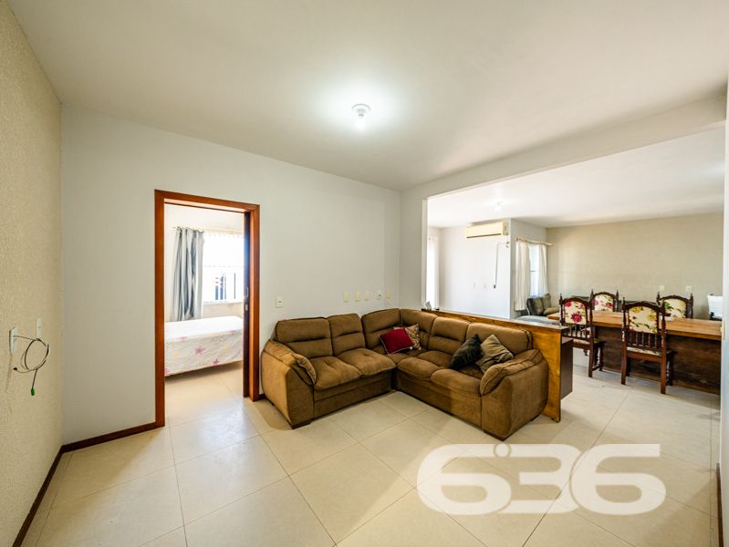Ampla residência térrea à venda no bairro Salinas – Balneário Barra do Sul/SC

Se você busca um imóvel com espaço, conforto e excelente custo-benefício no litoral norte catarinense, esta é a oportunidade ideal! Localizada no bairro Salinas, em Balneário Barra do Sul, esta residência térrea está situada em terreno com 300 m².

Com 110 m² de área, o imóvel conta com uma planta bem distribuída e ambientes integrados, oferecendo mais praticidade no dia a dia. Sua área social é um verdadeiro convite à convivência: sala de estar, sala de jantar e cozinha são conjugadas em um único espaço amplo e acolhedor.

A casa possui 2 dormitórios bem iluminados, sendo 1 suíte, além de 3 banheiros funcionais. A área de serviço é independente e bem ventilada.

Externamente, o terreno todo murado garante privacidade e segurança. O espaço de garagem comporta até 5 veículos descobertos. Além disso, o imóvel conta com um gazebo, perfeito para momentos de descanso ao ar livre. 

A residência já possui infraestrutura para conexão de internet por fibra óptica e aceita animais de estimação.

Destaques:
* Imóvel térreo com excelente aproveitamento de terreno
* Ambientes amplos e integrados
* Churrasqueira interna e gazebo
* Terreno plano de 300 m²
* 5 vagas de garagem
* Localização estratégica no bairro Salinas

Entre em contato com a 636 Negócios Imobiliários e agende sua visita. Nossa equipe está pronta para apresentar este imóvel e assessorar você com a excelência técnico-jurídica que só quem tem mais de 30 anos de experiência no mercado pode oferecer.
 
636 NEGÓCIOS IMOBILIÁRIOS: A SUA MELHOR ESCOLHA
Com mais de 30 anos de experiência, a 636 Negócios Imobiliários é sua parceira ideal para encontrar o imóvel perfeito. Estamos prontos para ajudá-lo a fazer deste imóvel o seu novo lar.
 
Telefone: (47) 3451-0636
WhatsApp: (47) 99190-0636
 
Não perca esta oportunidade única. Visite nosso site para mais informações: i636.com.br