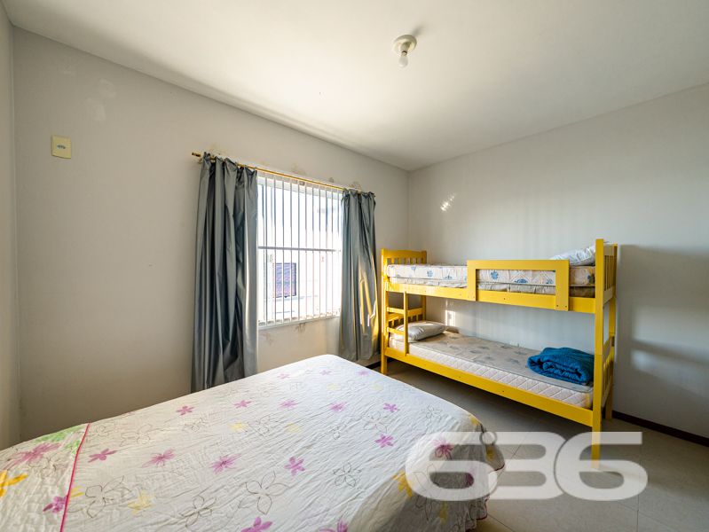 Ampla residência térrea à venda no bairro Salinas – Balneário Barra do Sul/SC

Se você busca um imóvel com espaço, conforto e excelente custo-benefício no litoral norte catarinense, esta é a oportunidade ideal! Localizada no bairro Salinas, em Balneário Barra do Sul, esta residência térrea está situada em terreno com 300 m².

Com 110 m² de área, o imóvel conta com uma planta bem distribuída e ambientes integrados, oferecendo mais praticidade no dia a dia. Sua área social é um verdadeiro convite à convivência: sala de estar, sala de jantar e cozinha são conjugadas em um único espaço amplo e acolhedor.

A casa possui 2 dormitórios bem iluminados, sendo 1 suíte, além de 3 banheiros funcionais. A área de serviço é independente e bem ventilada.

Externamente, o terreno todo murado garante privacidade e segurança. O espaço de garagem comporta até 5 veículos descobertos. Além disso, o imóvel conta com um gazebo, perfeito para momentos de descanso ao ar livre. 

A residência já possui infraestrutura para conexão de internet por fibra óptica e aceita animais de estimação.

Destaques:
* Imóvel térreo com excelente aproveitamento de terreno
* Ambientes amplos e integrados
* Churrasqueira interna e gazebo
* Terreno plano de 300 m²
* 5 vagas de garagem
* Localização estratégica no bairro Salinas

Entre em contato com a 636 Negócios Imobiliários e agende sua visita. Nossa equipe está pronta para apresentar este imóvel e assessorar você com a excelência técnico-jurídica que só quem tem mais de 30 anos de experiência no mercado pode oferecer.
 
636 NEGÓCIOS IMOBILIÁRIOS: A SUA MELHOR ESCOLHA
Com mais de 30 anos de experiência, a 636 Negócios Imobiliários é sua parceira ideal para encontrar o imóvel perfeito. Estamos prontos para ajudá-lo a fazer deste imóvel o seu novo lar.
 
Telefone: (47) 3451-0636
WhatsApp: (47) 99190-0636
 
Não perca esta oportunidade única. Visite nosso site para mais informações: i636.com.br