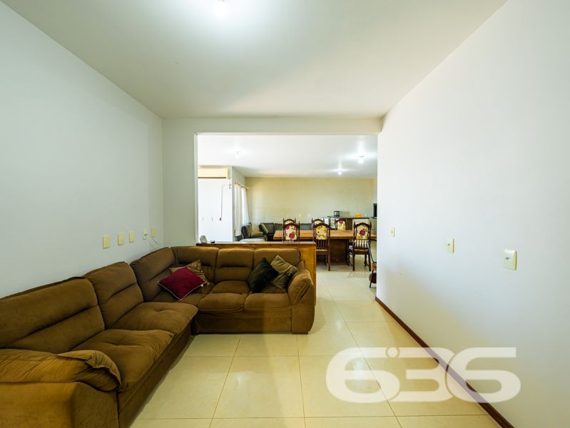 Ampla residência térrea à venda no bairro Salinas – Balneário Barra do Sul/SC

Se você busca um imóvel com espaço, conforto e excelente custo-benefício no litoral norte catarinense, esta é a oportunidade ideal! Localizada no bairro Salinas, em Balneário Barra do Sul, esta residência térrea está situada em terreno com 300 m².

Com 110 m² de área, o imóvel conta com uma planta bem distribuída e ambientes integrados, oferecendo mais praticidade no dia a dia. Sua área social é um verdadeiro convite à convivência: sala de estar, sala de jantar e cozinha são conjugadas em um único espaço amplo e acolhedor.

A casa possui 2 dormitórios bem iluminados, sendo 1 suíte, além de 3 banheiros funcionais. A área de serviço é independente e bem ventilada.

Externamente, o terreno todo murado garante privacidade e segurança. O espaço de garagem comporta até 5 veículos descobertos. Além disso, o imóvel conta com um gazebo, perfeito para momentos de descanso ao ar livre. 

A residência já possui infraestrutura para conexão de internet por fibra óptica e aceita animais de estimação.

Destaques:
* Imóvel térreo com excelente aproveitamento de terreno
* Ambientes amplos e integrados
* Churrasqueira interna e gazebo
* Terreno plano de 300 m²
* 5 vagas de garagem
* Localização estratégica no bairro Salinas

Entre em contato com a 636 Negócios Imobiliários e agende sua visita. Nossa equipe está pronta para apresentar este imóvel e assessorar você com a excelência técnico-jurídica que só quem tem mais de 30 anos de experiência no mercado pode oferecer.
 
636 NEGÓCIOS IMOBILIÁRIOS: A SUA MELHOR ESCOLHA
Com mais de 30 anos de experiência, a 636 Negócios Imobiliários é sua parceira ideal para encontrar o imóvel perfeito. Estamos prontos para ajudá-lo a fazer deste imóvel o seu novo lar.
 
Telefone: (47) 3451-0636
WhatsApp: (47) 99190-0636
 
Não perca esta oportunidade única. Visite nosso site para mais informações: i636.com.br