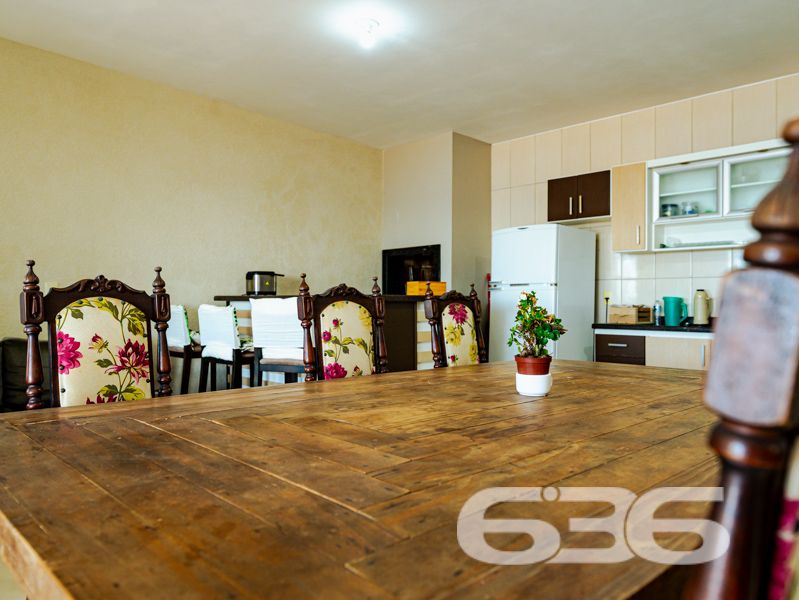 Ampla residência térrea à venda no bairro Salinas – Balneário Barra do Sul/SC

Se você busca um imóvel com espaço, conforto e excelente custo-benefício no litoral norte catarinense, esta é a oportunidade ideal! Localizada no bairro Salinas, em Balneário Barra do Sul, esta residência térrea está situada em terreno com 300 m².

Com 110 m² de área, o imóvel conta com uma planta bem distribuída e ambientes integrados, oferecendo mais praticidade no dia a dia. Sua área social é um verdadeiro convite à convivência: sala de estar, sala de jantar e cozinha são conjugadas em um único espaço amplo e acolhedor.

A casa possui 2 dormitórios bem iluminados, sendo 1 suíte, além de 3 banheiros funcionais. A área de serviço é independente e bem ventilada.

Externamente, o terreno todo murado garante privacidade e segurança. O espaço de garagem comporta até 5 veículos descobertos. Além disso, o imóvel conta com um gazebo, perfeito para momentos de descanso ao ar livre. 

A residência já possui infraestrutura para conexão de internet por fibra óptica e aceita animais de estimação.

Destaques:
* Imóvel térreo com excelente aproveitamento de terreno
* Ambientes amplos e integrados
* Churrasqueira interna e gazebo
* Terreno plano de 300 m²
* 5 vagas de garagem
* Localização estratégica no bairro Salinas

Entre em contato com a 636 Negócios Imobiliários e agende sua visita. Nossa equipe está pronta para apresentar este imóvel e assessorar você com a excelência técnico-jurídica que só quem tem mais de 30 anos de experiência no mercado pode oferecer.
 
636 NEGÓCIOS IMOBILIÁRIOS: A SUA MELHOR ESCOLHA
Com mais de 30 anos de experiência, a 636 Negócios Imobiliários é sua parceira ideal para encontrar o imóvel perfeito. Estamos prontos para ajudá-lo a fazer deste imóvel o seu novo lar.
 
Telefone: (47) 3451-0636
WhatsApp: (47) 99190-0636
 
Não perca esta oportunidade única. Visite nosso site para mais informações: i636.com.br