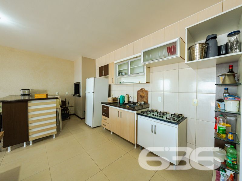 Ampla residência térrea à venda no bairro Salinas – Balneário Barra do Sul/SC

Se você busca um imóvel com espaço, conforto e excelente custo-benefício no litoral norte catarinense, esta é a oportunidade ideal! Localizada no bairro Salinas, em Balneário Barra do Sul, esta residência térrea está situada em terreno com 300 m².

Com 110 m² de área, o imóvel conta com uma planta bem distribuída e ambientes integrados, oferecendo mais praticidade no dia a dia. Sua área social é um verdadeiro convite à convivência: sala de estar, sala de jantar e cozinha são conjugadas em um único espaço amplo e acolhedor.

A casa possui 2 dormitórios bem iluminados, sendo 1 suíte, além de 3 banheiros funcionais. A área de serviço é independente e bem ventilada.

Externamente, o terreno todo murado garante privacidade e segurança. O espaço de garagem comporta até 5 veículos descobertos. Além disso, o imóvel conta com um gazebo, perfeito para momentos de descanso ao ar livre. 

A residência já possui infraestrutura para conexão de internet por fibra óptica e aceita animais de estimação.

Destaques:
* Imóvel térreo com excelente aproveitamento de terreno
* Ambientes amplos e integrados
* Churrasqueira interna e gazebo
* Terreno plano de 300 m²
* 5 vagas de garagem
* Localização estratégica no bairro Salinas

Entre em contato com a 636 Negócios Imobiliários e agende sua visita. Nossa equipe está pronta para apresentar este imóvel e assessorar você com a excelência técnico-jurídica que só quem tem mais de 30 anos de experiência no mercado pode oferecer.
 
636 NEGÓCIOS IMOBILIÁRIOS: A SUA MELHOR ESCOLHA
Com mais de 30 anos de experiência, a 636 Negócios Imobiliários é sua parceira ideal para encontrar o imóvel perfeito. Estamos prontos para ajudá-lo a fazer deste imóvel o seu novo lar.
 
Telefone: (47) 3451-0636
WhatsApp: (47) 99190-0636
 
Não perca esta oportunidade única. Visite nosso site para mais informações: i636.com.br