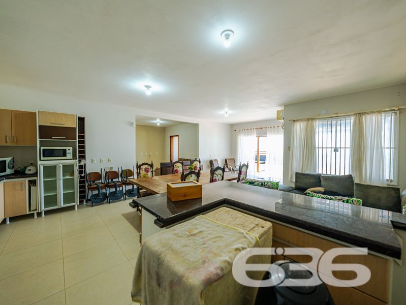 Ampla residência térrea à venda no bairro Salinas – Balneário Barra do Sul/SC

Se você busca um imóvel com espaço, conforto e excelente custo-benefício no litoral norte catarinense, esta é a oportunidade ideal! Localizada no bairro Salinas, em Balneário Barra do Sul, esta residência térrea está situada em terreno com 300 m².

Com 110 m² de área, o imóvel conta com uma planta bem distribuída e ambientes integrados, oferecendo mais praticidade no dia a dia. Sua área social é um verdadeiro convite à convivência: sala de estar, sala de jantar e cozinha são conjugadas em um único espaço amplo e acolhedor.

A casa possui 2 dormitórios bem iluminados, sendo 1 suíte, além de 3 banheiros funcionais. A área de serviço é independente e bem ventilada.

Externamente, o terreno todo murado garante privacidade e segurança. O espaço de garagem comporta até 5 veículos descobertos. Além disso, o imóvel conta com um gazebo, perfeito para momentos de descanso ao ar livre. 

A residência já possui infraestrutura para conexão de internet por fibra óptica e aceita animais de estimação.

Destaques:
* Imóvel térreo com excelente aproveitamento de terreno
* Ambientes amplos e integrados
* Churrasqueira interna e gazebo
* Terreno plano de 300 m²
* 5 vagas de garagem
* Localização estratégica no bairro Salinas

Entre em contato com a 636 Negócios Imobiliários e agende sua visita. Nossa equipe está pronta para apresentar este imóvel e assessorar você com a excelência técnico-jurídica que só quem tem mais de 30 anos de experiência no mercado pode oferecer.
 
636 NEGÓCIOS IMOBILIÁRIOS: A SUA MELHOR ESCOLHA
Com mais de 30 anos de experiência, a 636 Negócios Imobiliários é sua parceira ideal para encontrar o imóvel perfeito. Estamos prontos para ajudá-lo a fazer deste imóvel o seu novo lar.
 
Telefone: (47) 3451-0636
WhatsApp: (47) 99190-0636
 
Não perca esta oportunidade única. Visite nosso site para mais informações: i636.com.br