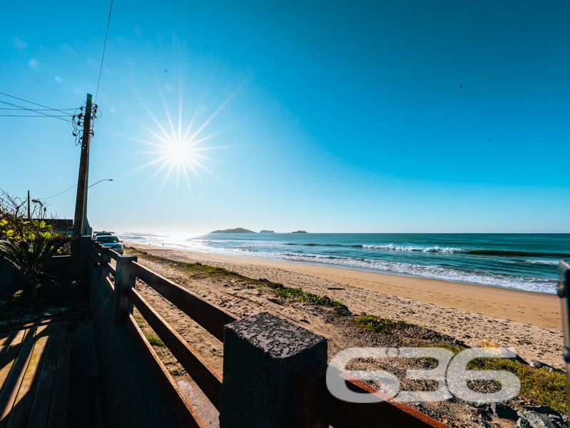 Ampla residência térrea à venda no bairro Salinas – Balneário Barra do Sul/SC

Se você busca um imóvel com espaço, conforto e excelente custo-benefício no litoral norte catarinense, esta é a oportunidade ideal! Localizada no bairro Salinas, em Balneário Barra do Sul, esta residência térrea está situada em terreno com 300 m².

Com 110 m² de área, o imóvel conta com uma planta bem distribuída e ambientes integrados, oferecendo mais praticidade no dia a dia. Sua área social é um verdadeiro convite à convivência: sala de estar, sala de jantar e cozinha são conjugadas em um único espaço amplo e acolhedor.

A casa possui 2 dormitórios bem iluminados, sendo 1 suíte, além de 3 banheiros funcionais. A área de serviço é independente e bem ventilada.

Externamente, o terreno todo murado garante privacidade e segurança. O espaço de garagem comporta até 5 veículos descobertos. Além disso, o imóvel conta com um gazebo, perfeito para momentos de descanso ao ar livre. 

A residência já possui infraestrutura para conexão de internet por fibra óptica e aceita animais de estimação.

Destaques:
* Imóvel térreo com excelente aproveitamento de terreno
* Ambientes amplos e integrados
* Churrasqueira interna e gazebo
* Terreno plano de 300 m²
* 5 vagas de garagem
* Localização estratégica no bairro Salinas

Entre em contato com a 636 Negócios Imobiliários e agende sua visita. Nossa equipe está pronta para apresentar este imóvel e assessorar você com a excelência técnico-jurídica que só quem tem mais de 30 anos de experiência no mercado pode oferecer.
 
636 NEGÓCIOS IMOBILIÁRIOS: A SUA MELHOR ESCOLHA
Com mais de 30 anos de experiência, a 636 Negócios Imobiliários é sua parceira ideal para encontrar o imóvel perfeito. Estamos prontos para ajudá-lo a fazer deste imóvel o seu novo lar.
 
Telefone: (47) 3451-0636
WhatsApp: (47) 99190-0636
 
Não perca esta oportunidade única. Visite nosso site para mais informações: i636.com.br