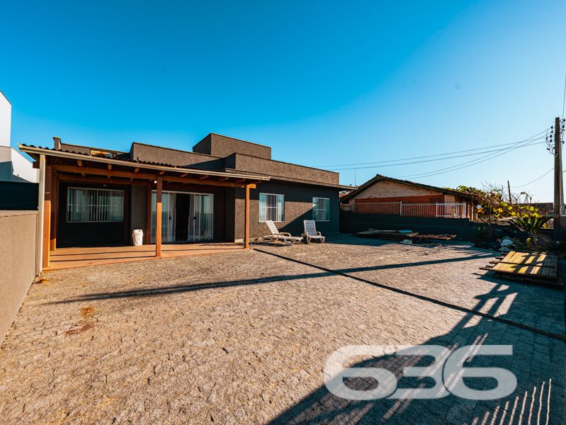 Ampla residência térrea à venda no bairro Salinas – Balneário Barra do Sul/SC

Se você busca um imóvel com espaço, conforto e excelente custo-benefício no litoral norte catarinense, esta é a oportunidade ideal! Localizada no bairro Salinas, em Balneário Barra do Sul, esta residência térrea está situada em terreno com 300 m².

Com 110 m² de área, o imóvel conta com uma planta bem distribuída e ambientes integrados, oferecendo mais praticidade no dia a dia. Sua área social é um verdadeiro convite à convivência: sala de estar, sala de jantar e cozinha são conjugadas em um único espaço amplo e acolhedor.

A casa possui 2 dormitórios bem iluminados, sendo 1 suíte, além de 3 banheiros funcionais. A área de serviço é independente e bem ventilada.

Externamente, o terreno todo murado garante privacidade e segurança. O espaço de garagem comporta até 5 veículos descobertos. Além disso, o imóvel conta com um gazebo, perfeito para momentos de descanso ao ar livre. 

A residência já possui infraestrutura para conexão de internet por fibra óptica e aceita animais de estimação.

Destaques:
* Imóvel térreo com excelente aproveitamento de terreno
* Ambientes amplos e integrados
* Churrasqueira interna e gazebo
* Terreno plano de 300 m²
* 5 vagas de garagem
* Localização estratégica no bairro Salinas

Entre em contato com a 636 Negócios Imobiliários e agende sua visita. Nossa equipe está pronta para apresentar este imóvel e assessorar você com a excelência técnico-jurídica que só quem tem mais de 30 anos de experiência no mercado pode oferecer.
 
636 NEGÓCIOS IMOBILIÁRIOS: A SUA MELHOR ESCOLHA
Com mais de 30 anos de experiência, a 636 Negócios Imobiliários é sua parceira ideal para encontrar o imóvel perfeito. Estamos prontos para ajudá-lo a fazer deste imóvel o seu novo lar.
 
Telefone: (47) 3451-0636
WhatsApp: (47) 99190-0636
 
Não perca esta oportunidade única. Visite nosso site para mais informações: i636.com.br