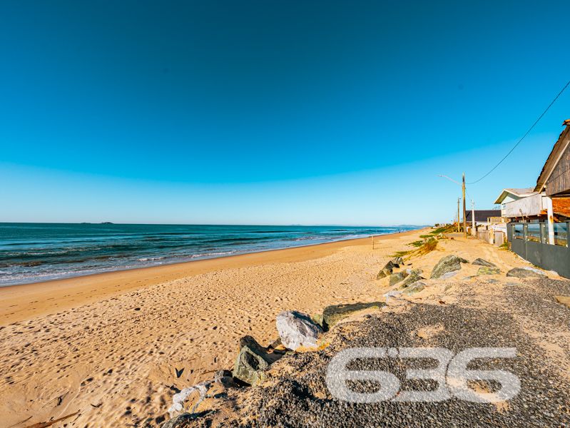 Ampla residência térrea à venda no bairro Salinas – Balneário Barra do Sul/SC

Se você busca um imóvel com espaço, conforto e excelente custo-benefício no litoral norte catarinense, esta é a oportunidade ideal! Localizada no bairro Salinas, em Balneário Barra do Sul, esta residência térrea está situada em terreno com 300 m².

Com 110 m² de área, o imóvel conta com uma planta bem distribuída e ambientes integrados, oferecendo mais praticidade no dia a dia. Sua área social é um verdadeiro convite à convivência: sala de estar, sala de jantar e cozinha são conjugadas em um único espaço amplo e acolhedor.

A casa possui 2 dormitórios bem iluminados, sendo 1 suíte, além de 3 banheiros funcionais. A área de serviço é independente e bem ventilada.

Externamente, o terreno todo murado garante privacidade e segurança. O espaço de garagem comporta até 5 veículos descobertos. Além disso, o imóvel conta com um gazebo, perfeito para momentos de descanso ao ar livre. 

A residência já possui infraestrutura para conexão de internet por fibra óptica e aceita animais de estimação.

Destaques:
* Imóvel térreo com excelente aproveitamento de terreno
* Ambientes amplos e integrados
* Churrasqueira interna e gazebo
* Terreno plano de 300 m²
* 5 vagas de garagem
* Localização estratégica no bairro Salinas

Entre em contato com a 636 Negócios Imobiliários e agende sua visita. Nossa equipe está pronta para apresentar este imóvel e assessorar você com a excelência técnico-jurídica que só quem tem mais de 30 anos de experiência no mercado pode oferecer.
 
636 NEGÓCIOS IMOBILIÁRIOS: A SUA MELHOR ESCOLHA
Com mais de 30 anos de experiência, a 636 Negócios Imobiliários é sua parceira ideal para encontrar o imóvel perfeito. Estamos prontos para ajudá-lo a fazer deste imóvel o seu novo lar.
 
Telefone: (47) 3451-0636
WhatsApp: (47) 99190-0636
 
Não perca esta oportunidade única. Visite nosso site para mais informações: i636.com.br