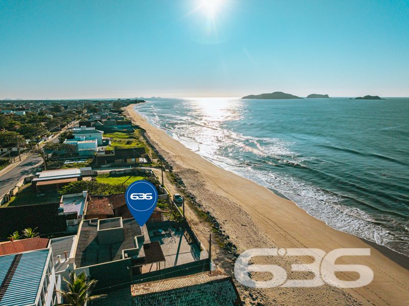 Ampla residência térrea à venda no bairro Salinas – Balneário Barra do Sul/SC

Se você busca um imóvel com espaço, conforto e excelente custo-benefício no litoral norte catarinense, esta é a oportunidade ideal! Localizada no bairro Salinas, em Balneário Barra do Sul, esta residência térrea está situada em terreno com 300 m².

Com 110 m² de área, o imóvel conta com uma planta bem distribuída e ambientes integrados, oferecendo mais praticidade no dia a dia. Sua área social é um verdadeiro convite à convivência: sala de estar, sala de jantar e cozinha são conjugadas em um único espaço amplo e acolhedor.

A casa possui 2 dormitórios bem iluminados, sendo 1 suíte, além de 3 banheiros funcionais. A área de serviço é independente e bem ventilada.

Externamente, o terreno todo murado garante privacidade e segurança. O espaço de garagem comporta até 5 veículos descobertos. Além disso, o imóvel conta com um gazebo, perfeito para momentos de descanso ao ar livre. 

A residência já possui infraestrutura para conexão de internet por fibra óptica e aceita animais de estimação.

Destaques:
* Imóvel térreo com excelente aproveitamento de terreno
* Ambientes amplos e integrados
* Churrasqueira interna e gazebo
* Terreno plano de 300 m²
* 5 vagas de garagem
* Localização estratégica no bairro Salinas

Entre em contato com a 636 Negócios Imobiliários e agende sua visita. Nossa equipe está pronta para apresentar este imóvel e assessorar você com a excelência técnico-jurídica que só quem tem mais de 30 anos de experiência no mercado pode oferecer.
 
636 NEGÓCIOS IMOBILIÁRIOS: A SUA MELHOR ESCOLHA
Com mais de 30 anos de experiência, a 636 Negócios Imobiliários é sua parceira ideal para encontrar o imóvel perfeito. Estamos prontos para ajudá-lo a fazer deste imóvel o seu novo lar.
 
Telefone: (47) 3451-0636
WhatsApp: (47) 99190-0636
 
Não perca esta oportunidade única. Visite nosso site para mais informações: i636.com.br