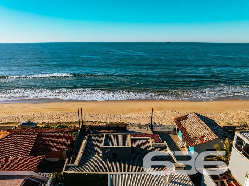 Ampla residência térrea à venda no bairro Salinas – Balneário Barra do Sul/SC

Se você busca um imóvel com espaço, conforto e excelente custo-benefício no litoral norte catarinense, esta é a oportunidade ideal! Localizada no bairro Salinas, em Balneário Barra do Sul, esta residência térrea está situada em terreno com 300 m².

Com 110 m² de área, o imóvel conta com uma planta bem distribuída e ambientes integrados, oferecendo mais praticidade no dia a dia. Sua área social é um verdadeiro convite à convivência: sala de estar, sala de jantar e cozinha são conjugadas em um único espaço amplo e acolhedor.

A casa possui 2 dormitórios bem iluminados, sendo 1 suíte, além de 3 banheiros funcionais. A área de serviço é independente e bem ventilada.

Externamente, o terreno todo murado garante privacidade e segurança. O espaço de garagem comporta até 5 veículos descobertos. Além disso, o imóvel conta com um gazebo, perfeito para momentos de descanso ao ar livre. 

A residência já possui infraestrutura para conexão de internet por fibra óptica e aceita animais de estimação.

Destaques:
* Imóvel térreo com excelente aproveitamento de terreno
* Ambientes amplos e integrados
* Churrasqueira interna e gazebo
* Terreno plano de 300 m²
* 5 vagas de garagem
* Localização estratégica no bairro Salinas

Entre em contato com a 636 Negócios Imobiliários e agende sua visita. Nossa equipe está pronta para apresentar este imóvel e assessorar você com a excelência técnico-jurídica que só quem tem mais de 30 anos de experiência no mercado pode oferecer.
 
636 NEGÓCIOS IMOBILIÁRIOS: A SUA MELHOR ESCOLHA
Com mais de 30 anos de experiência, a 636 Negócios Imobiliários é sua parceira ideal para encontrar o imóvel perfeito. Estamos prontos para ajudá-lo a fazer deste imóvel o seu novo lar.
 
Telefone: (47) 3451-0636
WhatsApp: (47) 99190-0636
 
Não perca esta oportunidade única. Visite nosso site para mais informações: i636.com.br