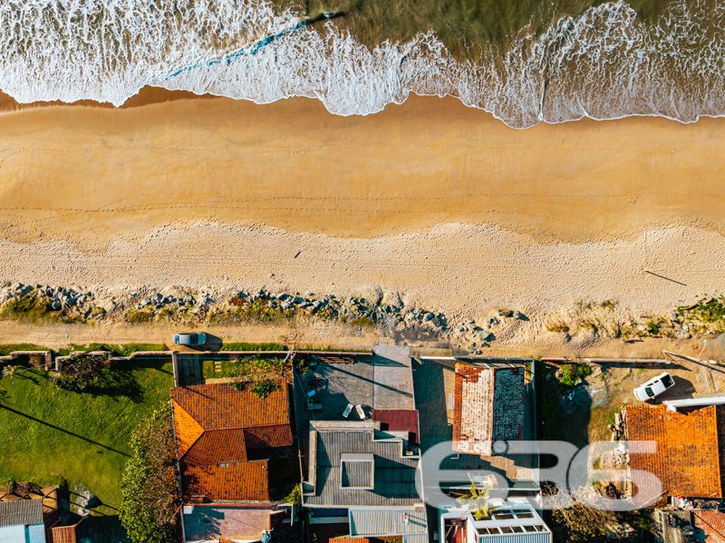 Ampla residência térrea à venda no bairro Salinas – Balneário Barra do Sul/SC

Se você busca um imóvel com espaço, conforto e excelente custo-benefício no litoral norte catarinense, esta é a oportunidade ideal! Localizada no bairro Salinas, em Balneário Barra do Sul, esta residência térrea está situada em terreno com 300 m².

Com 110 m² de área, o imóvel conta com uma planta bem distribuída e ambientes integrados, oferecendo mais praticidade no dia a dia. Sua área social é um verdadeiro convite à convivência: sala de estar, sala de jantar e cozinha são conjugadas em um único espaço amplo e acolhedor.

A casa possui 2 dormitórios bem iluminados, sendo 1 suíte, além de 3 banheiros funcionais. A área de serviço é independente e bem ventilada.

Externamente, o terreno todo murado garante privacidade e segurança. O espaço de garagem comporta até 5 veículos descobertos. Além disso, o imóvel conta com um gazebo, perfeito para momentos de descanso ao ar livre. 

A residência já possui infraestrutura para conexão de internet por fibra óptica e aceita animais de estimação.

Destaques:
* Imóvel térreo com excelente aproveitamento de terreno
* Ambientes amplos e integrados
* Churrasqueira interna e gazebo
* Terreno plano de 300 m²
* 5 vagas de garagem
* Localização estratégica no bairro Salinas

Entre em contato com a 636 Negócios Imobiliários e agende sua visita. Nossa equipe está pronta para apresentar este imóvel e assessorar você com a excelência técnico-jurídica que só quem tem mais de 30 anos de experiência no mercado pode oferecer.
 
636 NEGÓCIOS IMOBILIÁRIOS: A SUA MELHOR ESCOLHA
Com mais de 30 anos de experiência, a 636 Negócios Imobiliários é sua parceira ideal para encontrar o imóvel perfeito. Estamos prontos para ajudá-lo a fazer deste imóvel o seu novo lar.
 
Telefone: (47) 3451-0636
WhatsApp: (47) 99190-0636
 
Não perca esta oportunidade única. Visite nosso site para mais informações: i636.com.br