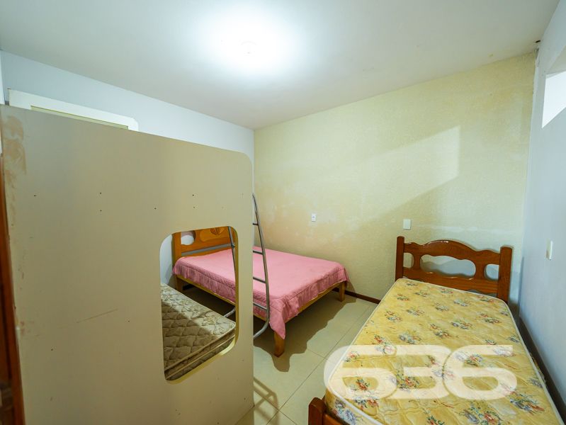 Ampla residência térrea à venda no bairro Salinas – Balneário Barra do Sul/SC

Se você busca um imóvel com espaço, conforto e excelente custo-benefício no litoral norte catarinense, esta é a oportunidade ideal! Localizada no bairro Salinas, em Balneário Barra do Sul, esta residência térrea está situada em terreno com 300 m².

Com 110 m² de área, o imóvel conta com uma planta bem distribuída e ambientes integrados, oferecendo mais praticidade no dia a dia. Sua área social é um verdadeiro convite à convivência: sala de estar, sala de jantar e cozinha são conjugadas em um único espaço amplo e acolhedor.

A casa possui 2 dormitórios bem iluminados, sendo 1 suíte, além de 3 banheiros funcionais. A área de serviço é independente e bem ventilada.

Externamente, o terreno todo murado garante privacidade e segurança. O espaço de garagem comporta até 5 veículos descobertos. Além disso, o imóvel conta com um gazebo, perfeito para momentos de descanso ao ar livre. 

A residência já possui infraestrutura para conexão de internet por fibra óptica e aceita animais de estimação.

Destaques:
* Imóvel térreo com excelente aproveitamento de terreno
* Ambientes amplos e integrados
* Churrasqueira interna e gazebo
* Terreno plano de 300 m²
* 5 vagas de garagem
* Localização estratégica no bairro Salinas

Entre em contato com a 636 Negócios Imobiliários e agende sua visita. Nossa equipe está pronta para apresentar este imóvel e assessorar você com a excelência técnico-jurídica que só quem tem mais de 30 anos de experiência no mercado pode oferecer.
 
636 NEGÓCIOS IMOBILIÁRIOS: A SUA MELHOR ESCOLHA
Com mais de 30 anos de experiência, a 636 Negócios Imobiliários é sua parceira ideal para encontrar o imóvel perfeito. Estamos prontos para ajudá-lo a fazer deste imóvel o seu novo lar.
 
Telefone: (47) 3451-0636
WhatsApp: (47) 99190-0636
 
Não perca esta oportunidade única. Visite nosso site para mais informações: i636.com.br
