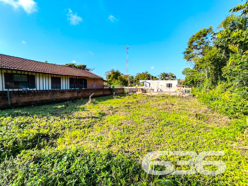 Terreno plano, com excelente aproveitamento e rodeado pela natureza em Balneário Barra do Sul/SC!

Se você busca um local tranquilo, com o som dos pássaros ao fundo, cercado por verde e com boa metragem para construir a casa dos sonhos ou investir em um projeto rentável, este terreno pode ser exatamente o que procura!

Com face norte, você terá excelente iluminação natural ao longo do dia. É o tipo de terreno que permite que sua casa seja bem ventilada, iluminada e naturalmente aconchegante.

A vizinhança é consolidada, tranquila e cercada pela natureza – ideal para quem busca qualidade de vida, seja para morar, investir ou mesmo construir uma casa de veraneio. 

Não perca essa oportunidade de garantir um pedaço de tranquilidade em uma das cidades litorâneas que mais crescem no norte de Santa Catarina.

Agende uma visita e venha sentir de perto o potencial deste lugar!
 
636 NEGÓCIOS IMOBILIÁRIOS: A SUA MELHOR ESCOLHA
Com mais de 30 anos de experiência, a 636 Negócios Imobiliários é sua parceira ideal para encontrar o imóvel perfeito. Estamos prontos para ajudá-lo a fazer deste imóvel o seu novo lar.
 
Telefone: (47) 3451-0636
WhatsApp: (47) 99190-0636
 
Não perca esta oportunidade única. Visite nosso site para mais informações: i636.com.br