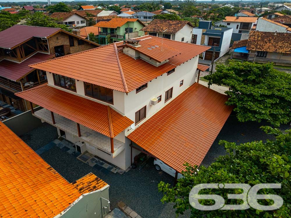 BELÍSSIMO IMÓVEL, com vista panorâmica para o mar - Ideal para pousada ou um local de lazer para um grupo de amigos ou família grande.
Você sempre sonhou em ter uma pousada com vista deslumbrante para o mar? Se sim, essa é a oportunidade perfeita para você! Apresentamos um imóvel incrível, com uma área construída de 500 m², perfeitamente adequado para transformar em uma encantadora pousada à beira-mar.
No térreo, você encontrará espaços cuidadosamente projetados para oferecer o máximo de conforto e comodidade aos seus hóspedes. A área inclui uma cozinha espaçosa, despensa, sala de jantar, sala de estar, sala de TV com dois ambientes, banheiro social e um quarto acolhedor.
No segundo piso, você será presenteado com 2 suítes elegantes, ambas com sacadas privativas e vistas deslumbrantes para o mar. Uma das suítes ainda possui uma luxuosa hidromassagem. Além disso, o segundo piso também dispõe de mais 4 quartos encantadores e um banheiro social.
Mas as surpresas não param por aí! No terceiro piso, você encontrará uma área de festas ampla, perfeita para eventos especiais e momentos de celebração. Com um espaçoso espaço gourmet e uma vista panorâmica para o mar, seus hóspedes poderão desfrutar de momentos inesquecíveis em um ambiente único.
A área externa do imóvel oferece ainda mais atrativos, incluindo banheiro adicional, área de serviço, área de festas com churrasqueira e fogão a lenha. O imóvel conta ainda com seis vagas de garagem cobertas. Tudo isso está situado em um terreno de 840 m², dividido em duas matrículas, proporcionando uma área murada e britada perfeita para os seus hóspedes aproveitarem momentos ao ar livre com segurança e privacidade.
Além disso, o proprietário está aberto a propostas e estuda PERMUTAS envolvendo imóveis em Joinville ou Curitiba. Aproveite essa oportunidade única de investir em um imóvel com um potencial extraordinário para se tornar uma pousada de sucesso em uma localização privilegiada.
Não deixe essa chance escapar! Entre em contato conosco agora mesmo para obter mais informações e agendar uma visita ao imóvel:
Telefone: (47) 3448-3636
WhatsApp: (47) 99190-0636
Imobiliária 636