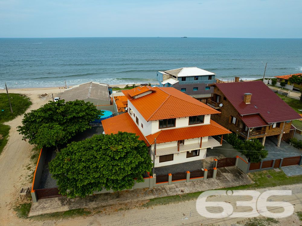 BELÍSSIMO IMÓVEL, com vista panorâmica para o mar - Ideal para pousada ou um local de lazer para um grupo de amigos ou família grande.
Você sempre sonhou em ter uma pousada com vista deslumbrante para o mar? Se sim, essa é a oportunidade perfeita para você! Apresentamos um imóvel incrível, com uma área construída de 500 m², perfeitamente adequado para transformar em uma encantadora pousada à beira-mar.
No térreo, você encontrará espaços cuidadosamente projetados para oferecer o máximo de conforto e comodidade aos seus hóspedes. A área inclui uma cozinha espaçosa, despensa, sala de jantar, sala de estar, sala de TV com dois ambientes, banheiro social e um quarto acolhedor.
No segundo piso, você será presenteado com 2 suítes elegantes, ambas com sacadas privativas e vistas deslumbrantes para o mar. Uma das suítes ainda possui uma luxuosa hidromassagem. Além disso, o segundo piso também dispõe de mais 4 quartos encantadores e um banheiro social.
Mas as surpresas não param por aí! No terceiro piso, você encontrará uma área de festas ampla, perfeita para eventos especiais e momentos de celebração. Com um espaçoso espaço gourmet e uma vista panorâmica para o mar, seus hóspedes poderão desfrutar de momentos inesquecíveis em um ambiente único.
A área externa do imóvel oferece ainda mais atrativos, incluindo banheiro adicional, área de serviço, área de festas com churrasqueira e fogão a lenha. O imóvel conta ainda com seis vagas de garagem cobertas. Tudo isso está situado em um terreno de 840 m², dividido em duas matrículas, proporcionando uma área murada e britada perfeita para os seus hóspedes aproveitarem momentos ao ar livre com segurança e privacidade.
Além disso, o proprietário está aberto a propostas e estuda PERMUTAS envolvendo imóveis em Joinville ou Curitiba. Aproveite essa oportunidade única de investir em um imóvel com um potencial extraordinário para se tornar uma pousada de sucesso em uma localização privilegiada.
Não deixe essa chance escapar! Entre em contato conosco agora mesmo para obter mais informações e agendar uma visita ao imóvel:
Telefone: (47) 3448-3636
WhatsApp: (47) 99190-0636
Imobiliária 636