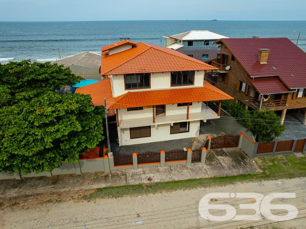 BELÍSSIMO IMÓVEL, com vista panorâmica para o mar - Ideal para pousada ou um local de lazer para um grupo de amigos ou família grande.
Você sempre sonhou em ter uma pousada com vista deslumbrante para o mar? Se sim, essa é a oportunidade perfeita para você! Apresentamos um imóvel incrível, com uma área construída de 500 m², perfeitamente adequado para transformar em uma encantadora pousada à beira-mar.
No térreo, você encontrará espaços cuidadosamente projetados para oferecer o máximo de conforto e comodidade aos seus hóspedes. A área inclui uma cozinha espaçosa, despensa, sala de jantar, sala de estar, sala de TV com dois ambientes, banheiro social e um quarto acolhedor.
No segundo piso, você será presenteado com 2 suítes elegantes, ambas com sacadas privativas e vistas deslumbrantes para o mar. Uma das suítes ainda possui uma luxuosa hidromassagem. Além disso, o segundo piso também dispõe de mais 4 quartos encantadores e um banheiro social.
Mas as surpresas não param por aí! No terceiro piso, você encontrará uma área de festas ampla, perfeita para eventos especiais e momentos de celebração. Com um espaçoso espaço gourmet e uma vista panorâmica para o mar, seus hóspedes poderão desfrutar de momentos inesquecíveis em um ambiente único.
A área externa do imóvel oferece ainda mais atrativos, incluindo banheiro adicional, área de serviço, área de festas com churrasqueira e fogão a lenha. O imóvel conta ainda com seis vagas de garagem cobertas. Tudo isso está situado em um terreno de 840 m², dividido em duas matrículas, proporcionando uma área murada e britada perfeita para os seus hóspedes aproveitarem momentos ao ar livre com segurança e privacidade.
Além disso, o proprietário está aberto a propostas e estuda PERMUTAS envolvendo imóveis em Joinville ou Curitiba. Aproveite essa oportunidade única de investir em um imóvel com um potencial extraordinário para se tornar uma pousada de sucesso em uma localização privilegiada.
Não deixe essa chance escapar! Entre em contato conosco agora mesmo para obter mais informações e agendar uma visita ao imóvel:
Telefone: (47) 3448-3636
WhatsApp: (47) 99190-0636
Imobiliária 636