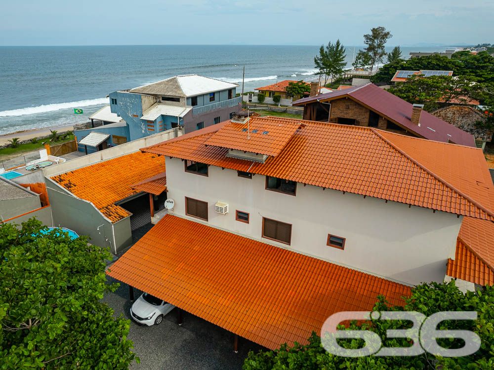 BELÍSSIMO IMÓVEL, com vista panorâmica para o mar - Ideal para pousada ou um local de lazer para um grupo de amigos ou família grande.
Você sempre sonhou em ter uma pousada com vista deslumbrante para o mar? Se sim, essa é a oportunidade perfeita para você! Apresentamos um imóvel incrível, com uma área construída de 500 m², perfeitamente adequado para transformar em uma encantadora pousada à beira-mar.
No térreo, você encontrará espaços cuidadosamente projetados para oferecer o máximo de conforto e comodidade aos seus hóspedes. A área inclui uma cozinha espaçosa, despensa, sala de jantar, sala de estar, sala de TV com dois ambientes, banheiro social e um quarto acolhedor.
No segundo piso, você será presenteado com 2 suítes elegantes, ambas com sacadas privativas e vistas deslumbrantes para o mar. Uma das suítes ainda possui uma luxuosa hidromassagem. Além disso, o segundo piso também dispõe de mais 4 quartos encantadores e um banheiro social.
Mas as surpresas não param por aí! No terceiro piso, você encontrará uma área de festas ampla, perfeita para eventos especiais e momentos de celebração. Com um espaçoso espaço gourmet e uma vista panorâmica para o mar, seus hóspedes poderão desfrutar de momentos inesquecíveis em um ambiente único.
A área externa do imóvel oferece ainda mais atrativos, incluindo banheiro adicional, área de serviço, área de festas com churrasqueira e fogão a lenha. O imóvel conta ainda com seis vagas de garagem cobertas. Tudo isso está situado em um terreno de 840 m², dividido em duas matrículas, proporcionando uma área murada e britada perfeita para os seus hóspedes aproveitarem momentos ao ar livre com segurança e privacidade.
Além disso, o proprietário está aberto a propostas e estuda PERMUTAS envolvendo imóveis em Joinville ou Curitiba. Aproveite essa oportunidade única de investir em um imóvel com um potencial extraordinário para se tornar uma pousada de sucesso em uma localização privilegiada.
Não deixe essa chance escapar! Entre em contato conosco agora mesmo para obter mais informações e agendar uma visita ao imóvel:
Telefone: (47) 3448-3636
WhatsApp: (47) 99190-0636
Imobiliária 636