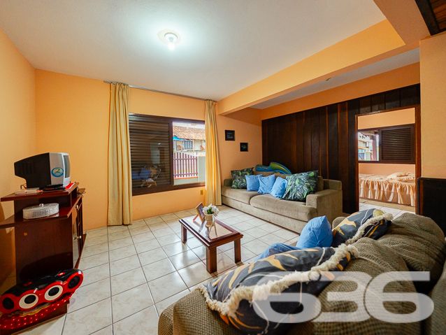 BELÍSSIMO IMÓVEL, com vista panorâmica para o mar - Ideal para pousada ou um local de lazer para um grupo de amigos ou família grande.
Você sempre sonhou em ter uma pousada com vista deslumbrante para o mar? Se sim, essa é a oportunidade perfeita para você! Apresentamos um imóvel incrível, com uma área construída de 500 m², perfeitamente adequado para transformar em uma encantadora pousada à beira-mar.
No térreo, você encontrará espaços cuidadosamente projetados para oferecer o máximo de conforto e comodidade aos seus hóspedes. A área inclui uma cozinha espaçosa, despensa, sala de jantar, sala de estar, sala de TV com dois ambientes, banheiro social e um quarto acolhedor.
No segundo piso, você será presenteado com 2 suítes elegantes, ambas com sacadas privativas e vistas deslumbrantes para o mar. Uma das suítes ainda possui uma luxuosa hidromassagem. Além disso, o segundo piso também dispõe de mais 4 quartos encantadores e um banheiro social.
Mas as surpresas não param por aí! No terceiro piso, você encontrará uma área de festas ampla, perfeita para eventos especiais e momentos de celebração. Com um espaçoso espaço gourmet e uma vista panorâmica para o mar, seus hóspedes poderão desfrutar de momentos inesquecíveis em um ambiente único.
A área externa do imóvel oferece ainda mais atrativos, incluindo banheiro adicional, área de serviço, área de festas com churrasqueira e fogão a lenha. O imóvel conta ainda com seis vagas de garagem cobertas. Tudo isso está situado em um terreno de 840 m², dividido em duas matrículas, proporcionando uma área murada e britada perfeita para os seus hóspedes aproveitarem momentos ao ar livre com segurança e privacidade.
Além disso, o proprietário está aberto a propostas e estuda PERMUTAS envolvendo imóveis em Joinville ou Curitiba. Aproveite essa oportunidade única de investir em um imóvel com um potencial extraordinário para se tornar uma pousada de sucesso em uma localização privilegiada.
Não deixe essa chance escapar! Entre em contato conosco agora mesmo para obter mais informações e agendar uma visita ao imóvel:
Telefone: (47) 3448-3636
WhatsApp: (47) 99190-0636
Imobiliária 636
