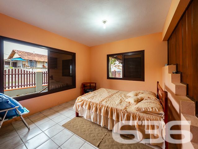 BELÍSSIMO IMÓVEL, com vista panorâmica para o mar - Ideal para pousada ou um local de lazer para um grupo de amigos ou família grande.
Você sempre sonhou em ter uma pousada com vista deslumbrante para o mar? Se sim, essa é a oportunidade perfeita para você! Apresentamos um imóvel incrível, com uma área construída de 500 m², perfeitamente adequado para transformar em uma encantadora pousada à beira-mar.
No térreo, você encontrará espaços cuidadosamente projetados para oferecer o máximo de conforto e comodidade aos seus hóspedes. A área inclui uma cozinha espaçosa, despensa, sala de jantar, sala de estar, sala de TV com dois ambientes, banheiro social e um quarto acolhedor.
No segundo piso, você será presenteado com 2 suítes elegantes, ambas com sacadas privativas e vistas deslumbrantes para o mar. Uma das suítes ainda possui uma luxuosa hidromassagem. Além disso, o segundo piso também dispõe de mais 4 quartos encantadores e um banheiro social.
Mas as surpresas não param por aí! No terceiro piso, você encontrará uma área de festas ampla, perfeita para eventos especiais e momentos de celebração. Com um espaçoso espaço gourmet e uma vista panorâmica para o mar, seus hóspedes poderão desfrutar de momentos inesquecíveis em um ambiente único.
A área externa do imóvel oferece ainda mais atrativos, incluindo banheiro adicional, área de serviço, área de festas com churrasqueira e fogão a lenha. O imóvel conta ainda com seis vagas de garagem cobertas. Tudo isso está situado em um terreno de 840 m², dividido em duas matrículas, proporcionando uma área murada e britada perfeita para os seus hóspedes aproveitarem momentos ao ar livre com segurança e privacidade.
Além disso, o proprietário está aberto a propostas e estuda PERMUTAS envolvendo imóveis em Joinville ou Curitiba. Aproveite essa oportunidade única de investir em um imóvel com um potencial extraordinário para se tornar uma pousada de sucesso em uma localização privilegiada.
Não deixe essa chance escapar! Entre em contato conosco agora mesmo para obter mais informações e agendar uma visita ao imóvel:
Telefone: (47) 3448-3636
WhatsApp: (47) 99190-0636
Imobiliária 636
