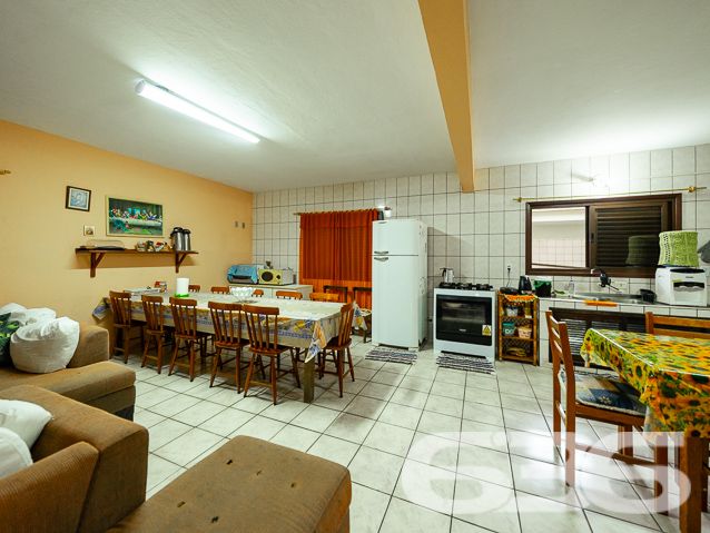 BELÍSSIMO IMÓVEL, com vista panorâmica para o mar - Ideal para pousada ou um local de lazer para um grupo de amigos ou família grande.
Você sempre sonhou em ter uma pousada com vista deslumbrante para o mar? Se sim, essa é a oportunidade perfeita para você! Apresentamos um imóvel incrível, com uma área construída de 500 m², perfeitamente adequado para transformar em uma encantadora pousada à beira-mar.
No térreo, você encontrará espaços cuidadosamente projetados para oferecer o máximo de conforto e comodidade aos seus hóspedes. A área inclui uma cozinha espaçosa, despensa, sala de jantar, sala de estar, sala de TV com dois ambientes, banheiro social e um quarto acolhedor.
No segundo piso, você será presenteado com 2 suítes elegantes, ambas com sacadas privativas e vistas deslumbrantes para o mar. Uma das suítes ainda possui uma luxuosa hidromassagem. Além disso, o segundo piso também dispõe de mais 4 quartos encantadores e um banheiro social.
Mas as surpresas não param por aí! No terceiro piso, você encontrará uma área de festas ampla, perfeita para eventos especiais e momentos de celebração. Com um espaçoso espaço gourmet e uma vista panorâmica para o mar, seus hóspedes poderão desfrutar de momentos inesquecíveis em um ambiente único.
A área externa do imóvel oferece ainda mais atrativos, incluindo banheiro adicional, área de serviço, área de festas com churrasqueira e fogão a lenha. O imóvel conta ainda com seis vagas de garagem cobertas. Tudo isso está situado em um terreno de 840 m², dividido em duas matrículas, proporcionando uma área murada e britada perfeita para os seus hóspedes aproveitarem momentos ao ar livre com segurança e privacidade.
Além disso, o proprietário está aberto a propostas e estuda PERMUTAS envolvendo imóveis em Joinville ou Curitiba. Aproveite essa oportunidade única de investir em um imóvel com um potencial extraordinário para se tornar uma pousada de sucesso em uma localização privilegiada.
Não deixe essa chance escapar! Entre em contato conosco agora mesmo para obter mais informações e agendar uma visita ao imóvel:
Telefone: (47) 3448-3636
WhatsApp: (47) 99190-0636
Imobiliária 636