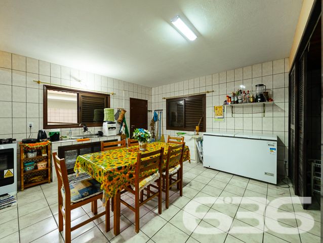 BELÍSSIMO IMÓVEL, com vista panorâmica para o mar - Ideal para pousada ou um local de lazer para um grupo de amigos ou família grande.
Você sempre sonhou em ter uma pousada com vista deslumbrante para o mar? Se sim, essa é a oportunidade perfeita para você! Apresentamos um imóvel incrível, com uma área construída de 500 m², perfeitamente adequado para transformar em uma encantadora pousada à beira-mar.
No térreo, você encontrará espaços cuidadosamente projetados para oferecer o máximo de conforto e comodidade aos seus hóspedes. A área inclui uma cozinha espaçosa, despensa, sala de jantar, sala de estar, sala de TV com dois ambientes, banheiro social e um quarto acolhedor.
No segundo piso, você será presenteado com 2 suítes elegantes, ambas com sacadas privativas e vistas deslumbrantes para o mar. Uma das suítes ainda possui uma luxuosa hidromassagem. Além disso, o segundo piso também dispõe de mais 4 quartos encantadores e um banheiro social.
Mas as surpresas não param por aí! No terceiro piso, você encontrará uma área de festas ampla, perfeita para eventos especiais e momentos de celebração. Com um espaçoso espaço gourmet e uma vista panorâmica para o mar, seus hóspedes poderão desfrutar de momentos inesquecíveis em um ambiente único.
A área externa do imóvel oferece ainda mais atrativos, incluindo banheiro adicional, área de serviço, área de festas com churrasqueira e fogão a lenha. O imóvel conta ainda com seis vagas de garagem cobertas. Tudo isso está situado em um terreno de 840 m², dividido em duas matrículas, proporcionando uma área murada e britada perfeita para os seus hóspedes aproveitarem momentos ao ar livre com segurança e privacidade.
Além disso, o proprietário está aberto a propostas e estuda PERMUTAS envolvendo imóveis em Joinville ou Curitiba. Aproveite essa oportunidade única de investir em um imóvel com um potencial extraordinário para se tornar uma pousada de sucesso em uma localização privilegiada.
Não deixe essa chance escapar! Entre em contato conosco agora mesmo para obter mais informações e agendar uma visita ao imóvel:
Telefone: (47) 3448-3636
WhatsApp: (47) 99190-0636
Imobiliária 636