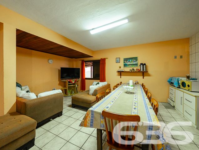 BELÍSSIMO IMÓVEL, com vista panorâmica para o mar - Ideal para pousada ou um local de lazer para um grupo de amigos ou família grande.
Você sempre sonhou em ter uma pousada com vista deslumbrante para o mar? Se sim, essa é a oportunidade perfeita para você! Apresentamos um imóvel incrível, com uma área construída de 500 m², perfeitamente adequado para transformar em uma encantadora pousada à beira-mar.
No térreo, você encontrará espaços cuidadosamente projetados para oferecer o máximo de conforto e comodidade aos seus hóspedes. A área inclui uma cozinha espaçosa, despensa, sala de jantar, sala de estar, sala de TV com dois ambientes, banheiro social e um quarto acolhedor.
No segundo piso, você será presenteado com 2 suítes elegantes, ambas com sacadas privativas e vistas deslumbrantes para o mar. Uma das suítes ainda possui uma luxuosa hidromassagem. Além disso, o segundo piso também dispõe de mais 4 quartos encantadores e um banheiro social.
Mas as surpresas não param por aí! No terceiro piso, você encontrará uma área de festas ampla, perfeita para eventos especiais e momentos de celebração. Com um espaçoso espaço gourmet e uma vista panorâmica para o mar, seus hóspedes poderão desfrutar de momentos inesquecíveis em um ambiente único.
A área externa do imóvel oferece ainda mais atrativos, incluindo banheiro adicional, área de serviço, área de festas com churrasqueira e fogão a lenha. O imóvel conta ainda com seis vagas de garagem cobertas. Tudo isso está situado em um terreno de 840 m², dividido em duas matrículas, proporcionando uma área murada e britada perfeita para os seus hóspedes aproveitarem momentos ao ar livre com segurança e privacidade.
Além disso, o proprietário está aberto a propostas e estuda PERMUTAS envolvendo imóveis em Joinville ou Curitiba. Aproveite essa oportunidade única de investir em um imóvel com um potencial extraordinário para se tornar uma pousada de sucesso em uma localização privilegiada.
Não deixe essa chance escapar! Entre em contato conosco agora mesmo para obter mais informações e agendar uma visita ao imóvel:
Telefone: (47) 3448-3636
WhatsApp: (47) 99190-0636
Imobiliária 636