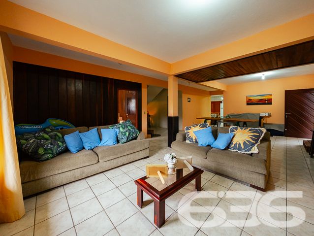BELÍSSIMO IMÓVEL, com vista panorâmica para o mar - Ideal para pousada ou um local de lazer para um grupo de amigos ou família grande.
Você sempre sonhou em ter uma pousada com vista deslumbrante para o mar? Se sim, essa é a oportunidade perfeita para você! Apresentamos um imóvel incrível, com uma área construída de 500 m², perfeitamente adequado para transformar em uma encantadora pousada à beira-mar.
No térreo, você encontrará espaços cuidadosamente projetados para oferecer o máximo de conforto e comodidade aos seus hóspedes. A área inclui uma cozinha espaçosa, despensa, sala de jantar, sala de estar, sala de TV com dois ambientes, banheiro social e um quarto acolhedor.
No segundo piso, você será presenteado com 2 suítes elegantes, ambas com sacadas privativas e vistas deslumbrantes para o mar. Uma das suítes ainda possui uma luxuosa hidromassagem. Além disso, o segundo piso também dispõe de mais 4 quartos encantadores e um banheiro social.
Mas as surpresas não param por aí! No terceiro piso, você encontrará uma área de festas ampla, perfeita para eventos especiais e momentos de celebração. Com um espaçoso espaço gourmet e uma vista panorâmica para o mar, seus hóspedes poderão desfrutar de momentos inesquecíveis em um ambiente único.
A área externa do imóvel oferece ainda mais atrativos, incluindo banheiro adicional, área de serviço, área de festas com churrasqueira e fogão a lenha. O imóvel conta ainda com seis vagas de garagem cobertas. Tudo isso está situado em um terreno de 840 m², dividido em duas matrículas, proporcionando uma área murada e britada perfeita para os seus hóspedes aproveitarem momentos ao ar livre com segurança e privacidade.
Além disso, o proprietário está aberto a propostas e estuda PERMUTAS envolvendo imóveis em Joinville ou Curitiba. Aproveite essa oportunidade única de investir em um imóvel com um potencial extraordinário para se tornar uma pousada de sucesso em uma localização privilegiada.
Não deixe essa chance escapar! Entre em contato conosco agora mesmo para obter mais informações e agendar uma visita ao imóvel:
Telefone: (47) 3448-3636
WhatsApp: (47) 99190-0636
Imobiliária 636