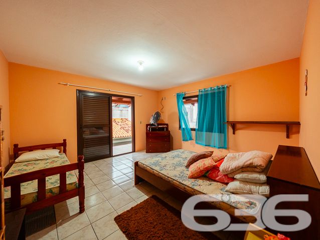 BELÍSSIMO IMÓVEL, com vista panorâmica para o mar - Ideal para pousada ou um local de lazer para um grupo de amigos ou família grande.
Você sempre sonhou em ter uma pousada com vista deslumbrante para o mar? Se sim, essa é a oportunidade perfeita para você! Apresentamos um imóvel incrível, com uma área construída de 500 m², perfeitamente adequado para transformar em uma encantadora pousada à beira-mar.
No térreo, você encontrará espaços cuidadosamente projetados para oferecer o máximo de conforto e comodidade aos seus hóspedes. A área inclui uma cozinha espaçosa, despensa, sala de jantar, sala de estar, sala de TV com dois ambientes, banheiro social e um quarto acolhedor.
No segundo piso, você será presenteado com 2 suítes elegantes, ambas com sacadas privativas e vistas deslumbrantes para o mar. Uma das suítes ainda possui uma luxuosa hidromassagem. Além disso, o segundo piso também dispõe de mais 4 quartos encantadores e um banheiro social.
Mas as surpresas não param por aí! No terceiro piso, você encontrará uma área de festas ampla, perfeita para eventos especiais e momentos de celebração. Com um espaçoso espaço gourmet e uma vista panorâmica para o mar, seus hóspedes poderão desfrutar de momentos inesquecíveis em um ambiente único.
A área externa do imóvel oferece ainda mais atrativos, incluindo banheiro adicional, área de serviço, área de festas com churrasqueira e fogão a lenha. O imóvel conta ainda com seis vagas de garagem cobertas. Tudo isso está situado em um terreno de 840 m², dividido em duas matrículas, proporcionando uma área murada e britada perfeita para os seus hóspedes aproveitarem momentos ao ar livre com segurança e privacidade.
Além disso, o proprietário está aberto a propostas e estuda PERMUTAS envolvendo imóveis em Joinville ou Curitiba. Aproveite essa oportunidade única de investir em um imóvel com um potencial extraordinário para se tornar uma pousada de sucesso em uma localização privilegiada.
Não deixe essa chance escapar! Entre em contato conosco agora mesmo para obter mais informações e agendar uma visita ao imóvel:
Telefone: (47) 3448-3636
WhatsApp: (47) 99190-0636
Imobiliária 636