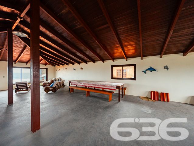 BELÍSSIMO IMÓVEL, com vista panorâmica para o mar - Ideal para pousada ou um local de lazer para um grupo de amigos ou família grande.
Você sempre sonhou em ter uma pousada com vista deslumbrante para o mar? Se sim, essa é a oportunidade perfeita para você! Apresentamos um imóvel incrível, com uma área construída de 500 m², perfeitamente adequado para transformar em uma encantadora pousada à beira-mar.
No térreo, você encontrará espaços cuidadosamente projetados para oferecer o máximo de conforto e comodidade aos seus hóspedes. A área inclui uma cozinha espaçosa, despensa, sala de jantar, sala de estar, sala de TV com dois ambientes, banheiro social e um quarto acolhedor.
No segundo piso, você será presenteado com 2 suítes elegantes, ambas com sacadas privativas e vistas deslumbrantes para o mar. Uma das suítes ainda possui uma luxuosa hidromassagem. Além disso, o segundo piso também dispõe de mais 4 quartos encantadores e um banheiro social.
Mas as surpresas não param por aí! No terceiro piso, você encontrará uma área de festas ampla, perfeita para eventos especiais e momentos de celebração. Com um espaçoso espaço gourmet e uma vista panorâmica para o mar, seus hóspedes poderão desfrutar de momentos inesquecíveis em um ambiente único.
A área externa do imóvel oferece ainda mais atrativos, incluindo banheiro adicional, área de serviço, área de festas com churrasqueira e fogão a lenha. O imóvel conta ainda com seis vagas de garagem cobertas. Tudo isso está situado em um terreno de 840 m², dividido em duas matrículas, proporcionando uma área murada e britada perfeita para os seus hóspedes aproveitarem momentos ao ar livre com segurança e privacidade.
Além disso, o proprietário está aberto a propostas e estuda PERMUTAS envolvendo imóveis em Joinville ou Curitiba. Aproveite essa oportunidade única de investir em um imóvel com um potencial extraordinário para se tornar uma pousada de sucesso em uma localização privilegiada.
Não deixe essa chance escapar! Entre em contato conosco agora mesmo para obter mais informações e agendar uma visita ao imóvel:
Telefone: (47) 3448-3636
WhatsApp: (47) 99190-0636
Imobiliária 636