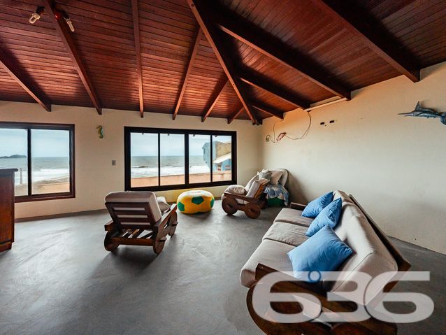 BELÍSSIMO IMÓVEL, com vista panorâmica para o mar - Ideal para pousada ou um local de lazer para um grupo de amigos ou família grande.
Você sempre sonhou em ter uma pousada com vista deslumbrante para o mar? Se sim, essa é a oportunidade perfeita para você! Apresentamos um imóvel incrível, com uma área construída de 500 m², perfeitamente adequado para transformar em uma encantadora pousada à beira-mar.
No térreo, você encontrará espaços cuidadosamente projetados para oferecer o máximo de conforto e comodidade aos seus hóspedes. A área inclui uma cozinha espaçosa, despensa, sala de jantar, sala de estar, sala de TV com dois ambientes, banheiro social e um quarto acolhedor.
No segundo piso, você será presenteado com 2 suítes elegantes, ambas com sacadas privativas e vistas deslumbrantes para o mar. Uma das suítes ainda possui uma luxuosa hidromassagem. Além disso, o segundo piso também dispõe de mais 4 quartos encantadores e um banheiro social.
Mas as surpresas não param por aí! No terceiro piso, você encontrará uma área de festas ampla, perfeita para eventos especiais e momentos de celebração. Com um espaçoso espaço gourmet e uma vista panorâmica para o mar, seus hóspedes poderão desfrutar de momentos inesquecíveis em um ambiente único.
A área externa do imóvel oferece ainda mais atrativos, incluindo banheiro adicional, área de serviço, área de festas com churrasqueira e fogão a lenha. O imóvel conta ainda com seis vagas de garagem cobertas. Tudo isso está situado em um terreno de 840 m², dividido em duas matrículas, proporcionando uma área murada e britada perfeita para os seus hóspedes aproveitarem momentos ao ar livre com segurança e privacidade.
Além disso, o proprietário está aberto a propostas e estuda PERMUTAS envolvendo imóveis em Joinville ou Curitiba. Aproveite essa oportunidade única de investir em um imóvel com um potencial extraordinário para se tornar uma pousada de sucesso em uma localização privilegiada.
Não deixe essa chance escapar! Entre em contato conosco agora mesmo para obter mais informações e agendar uma visita ao imóvel:
Telefone: (47) 3448-3636
WhatsApp: (47) 99190-0636
Imobiliária 636