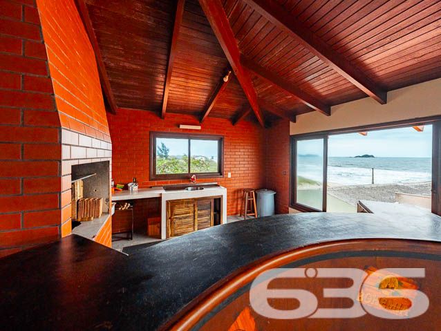 BELÍSSIMO IMÓVEL, com vista panorâmica para o mar - Ideal para pousada ou um local de lazer para um grupo de amigos ou família grande.
Você sempre sonhou em ter uma pousada com vista deslumbrante para o mar? Se sim, essa é a oportunidade perfeita para você! Apresentamos um imóvel incrível, com uma área construída de 500 m², perfeitamente adequado para transformar em uma encantadora pousada à beira-mar.
No térreo, você encontrará espaços cuidadosamente projetados para oferecer o máximo de conforto e comodidade aos seus hóspedes. A área inclui uma cozinha espaçosa, despensa, sala de jantar, sala de estar, sala de TV com dois ambientes, banheiro social e um quarto acolhedor.
No segundo piso, você será presenteado com 2 suítes elegantes, ambas com sacadas privativas e vistas deslumbrantes para o mar. Uma das suítes ainda possui uma luxuosa hidromassagem. Além disso, o segundo piso também dispõe de mais 4 quartos encantadores e um banheiro social.
Mas as surpresas não param por aí! No terceiro piso, você encontrará uma área de festas ampla, perfeita para eventos especiais e momentos de celebração. Com um espaçoso espaço gourmet e uma vista panorâmica para o mar, seus hóspedes poderão desfrutar de momentos inesquecíveis em um ambiente único.
A área externa do imóvel oferece ainda mais atrativos, incluindo banheiro adicional, área de serviço, área de festas com churrasqueira e fogão a lenha. O imóvel conta ainda com seis vagas de garagem cobertas. Tudo isso está situado em um terreno de 840 m², dividido em duas matrículas, proporcionando uma área murada e britada perfeita para os seus hóspedes aproveitarem momentos ao ar livre com segurança e privacidade.
Além disso, o proprietário está aberto a propostas e estuda PERMUTAS envolvendo imóveis em Joinville ou Curitiba. Aproveite essa oportunidade única de investir em um imóvel com um potencial extraordinário para se tornar uma pousada de sucesso em uma localização privilegiada.
Não deixe essa chance escapar! Entre em contato conosco agora mesmo para obter mais informações e agendar uma visita ao imóvel:
Telefone: (47) 3448-3636
WhatsApp: (47) 99190-0636
Imobiliária 636